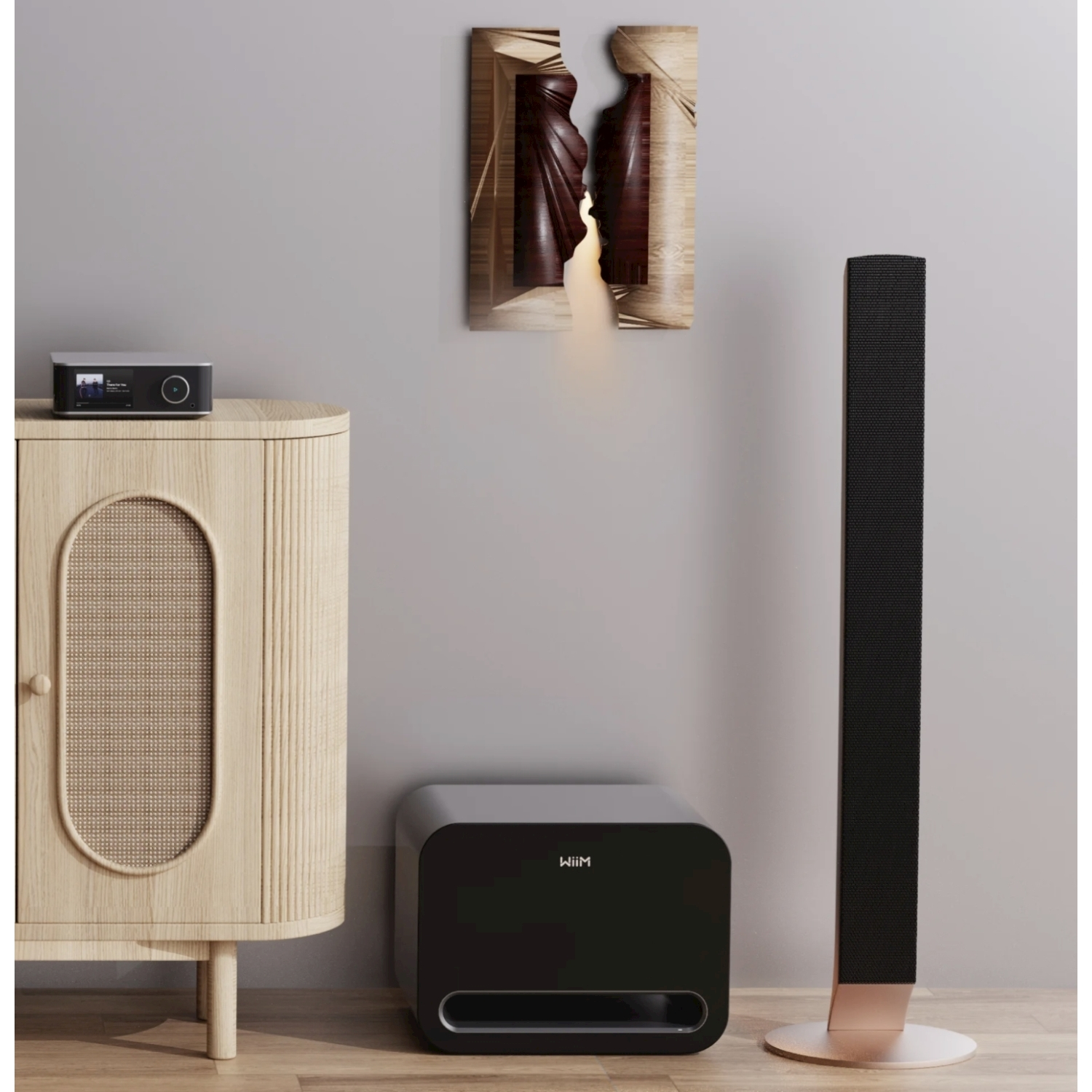 Una stanza con un mobile in legno, opere d'arte, altoparlante e subwoofer. Il muro è grigio. Il pavimento è in legno.