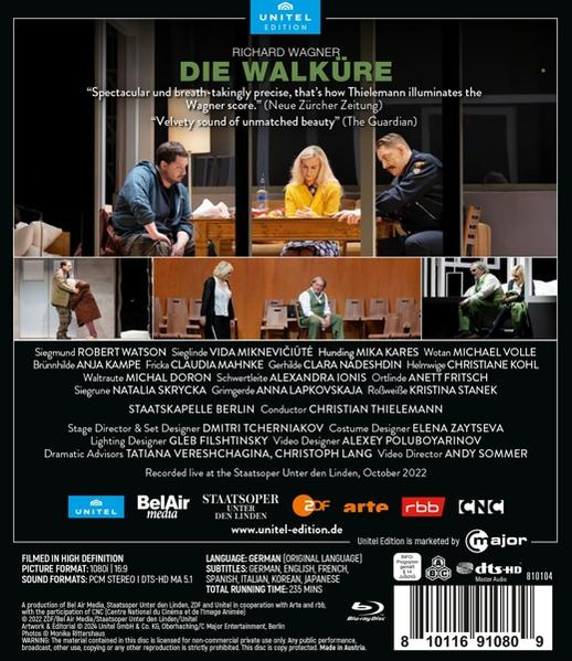 Eine DVD-Hülle. Sie zeigt eine Bühnenszene und die Namen der Darsteller in Schwarz auf dunklem Hintergrund.