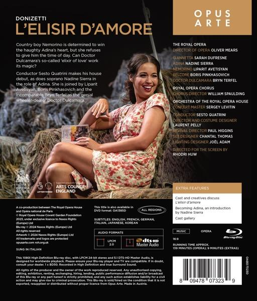 Poster für 'L'Elisir D'Amore'. Eine Frau in einem geblümten Kleid lächelt und hält ein Buch. Text und Credits im Hintergrund.