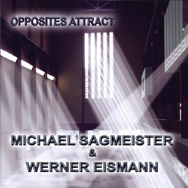 Das Bild zeigt ein Interieur mit einem Fenster und Lichtstrahlen. Der Text lautet 'Opposites Attract' und nennt Michael Sagmeister & Werner Eismann.
