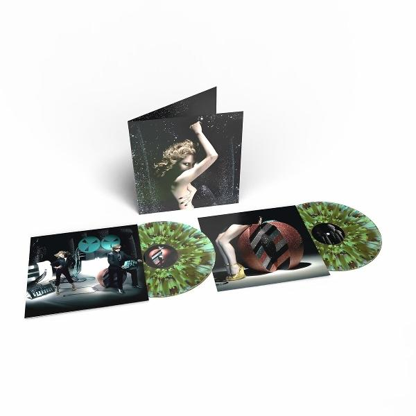 Albumcover mit Frauenbild, Schallplatten und einer Person. Grün und braun. Das Cover zeigt eine Frau mit erhobenem Arm.