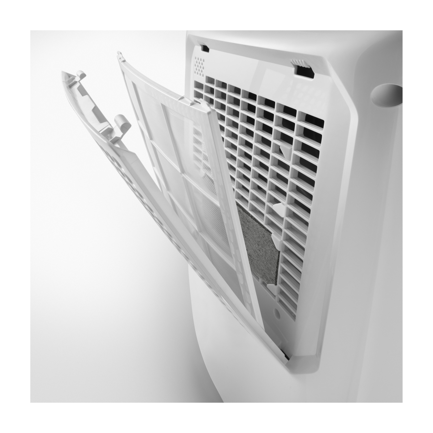 Un purificatore d'aria bianco con lo sportello del filtro aperto. Il filtro è visibile, insieme alla griglia interna.