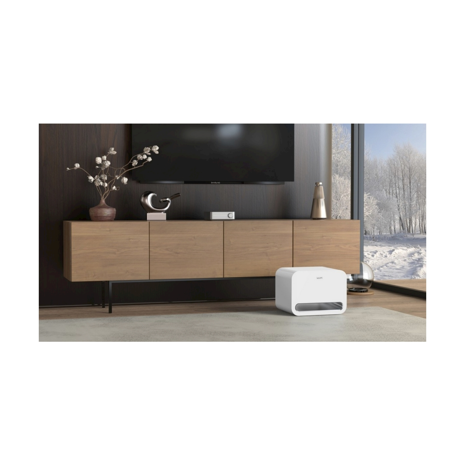 Un soggiorno moderno con TV, mobile in legno e purificatore d'aria bianco. Attraverso la finestra si vede un panorama innevato.
