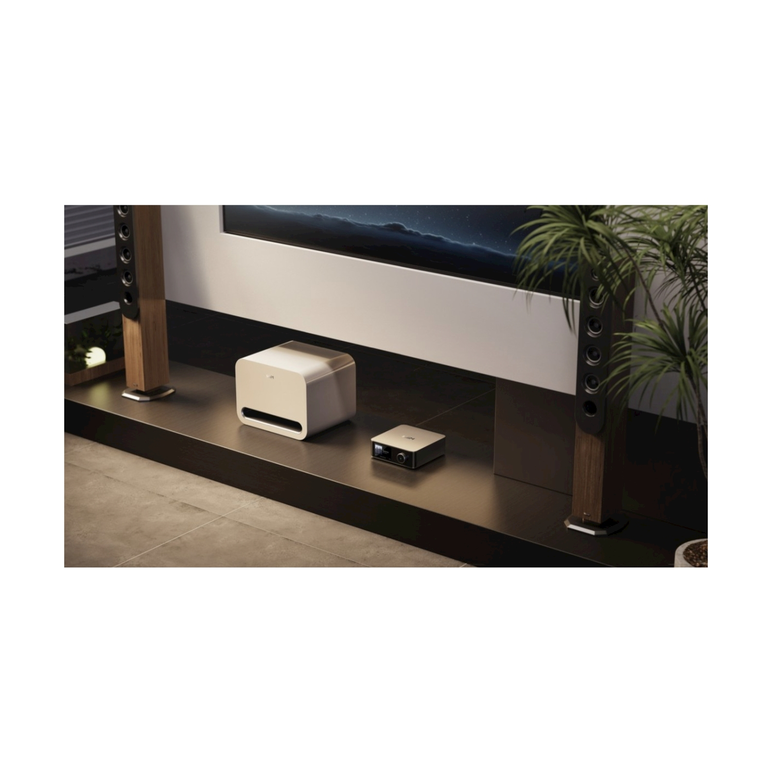 Un moderno impianto di intrattenimento con altoparlanti, un subwoofer e un lettore multimediale su uno scaffale scuro. Un grande schermo sullo sfondo.