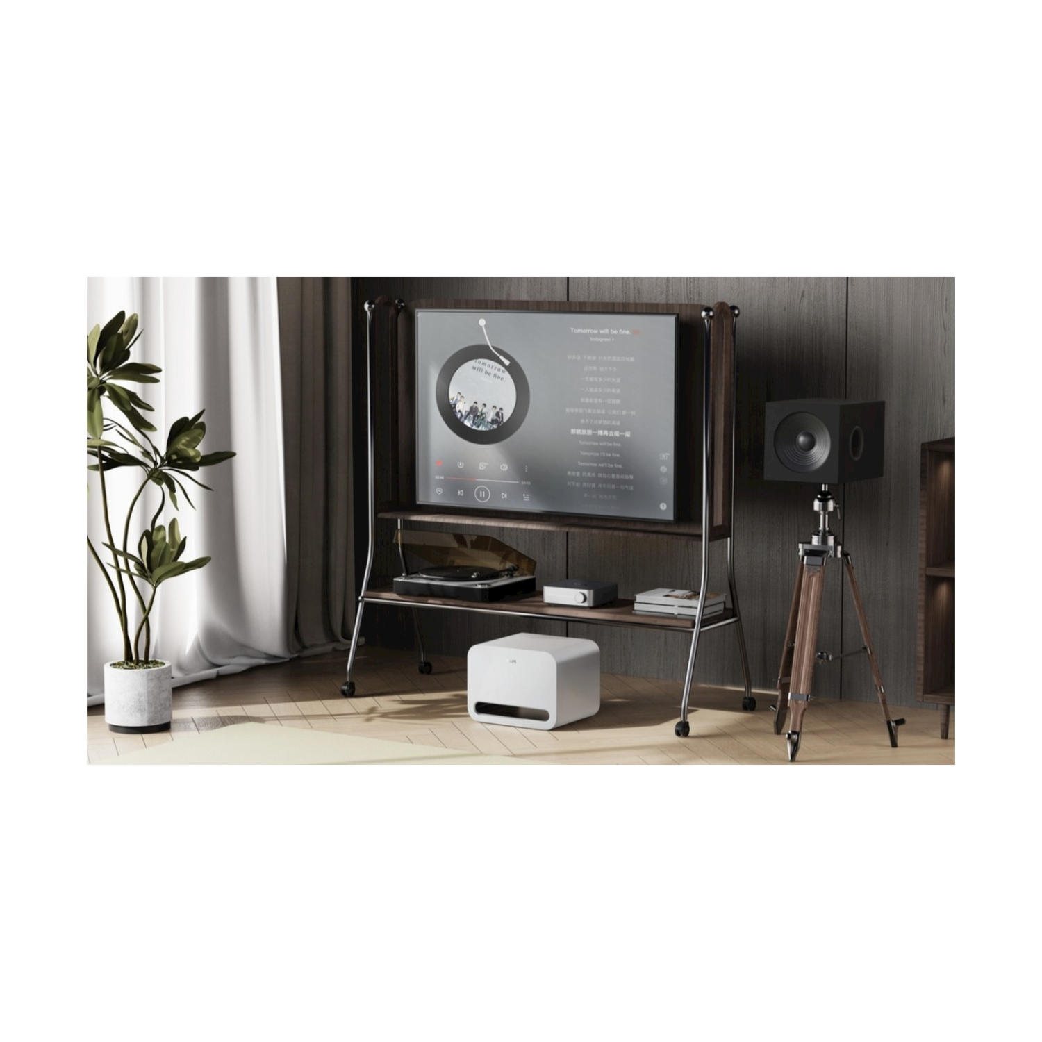 Un mobile TV con un televisore che mostra un'interfaccia di riproduzione musicale. Un altoparlante su un treppiede, un subwoofer bianco e una pianta in vaso sono anch'essi presenti.