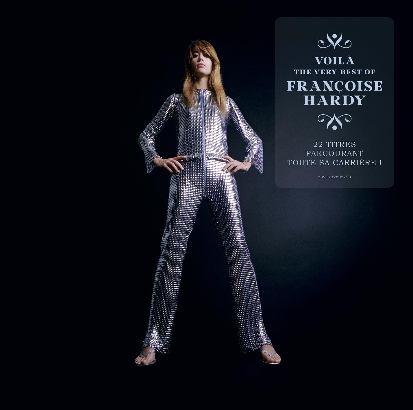 Françoise Hardy ezüst overálban, csípőre tett kézzel, sötét háttérrel. Látható a "VOILÀ The Very Best Of" album borítója.