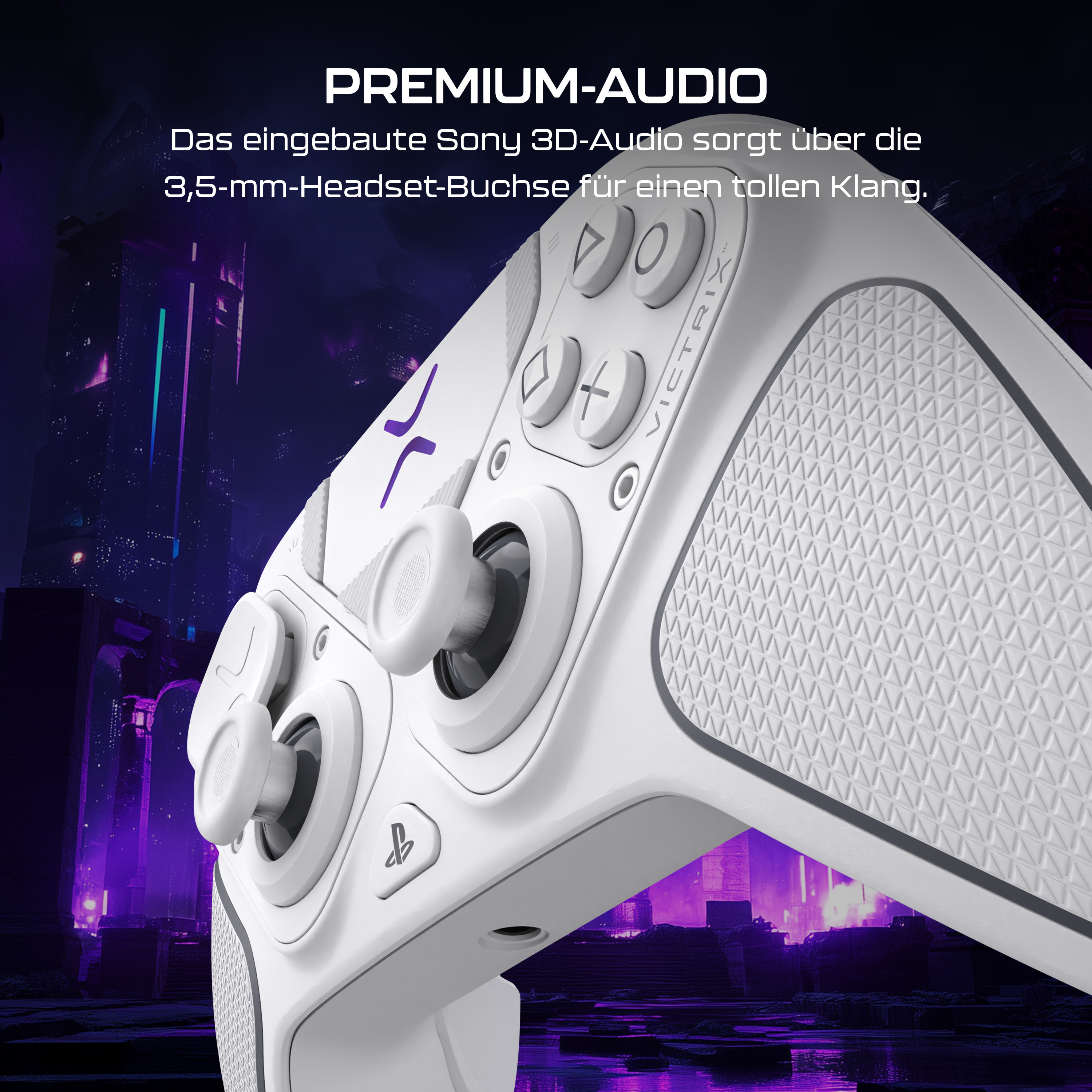 Weißer Spielcontroller mit Knöpfen. Purpurne Stadtlandschaft im Hintergrund. Text: 'Premium Audio'.