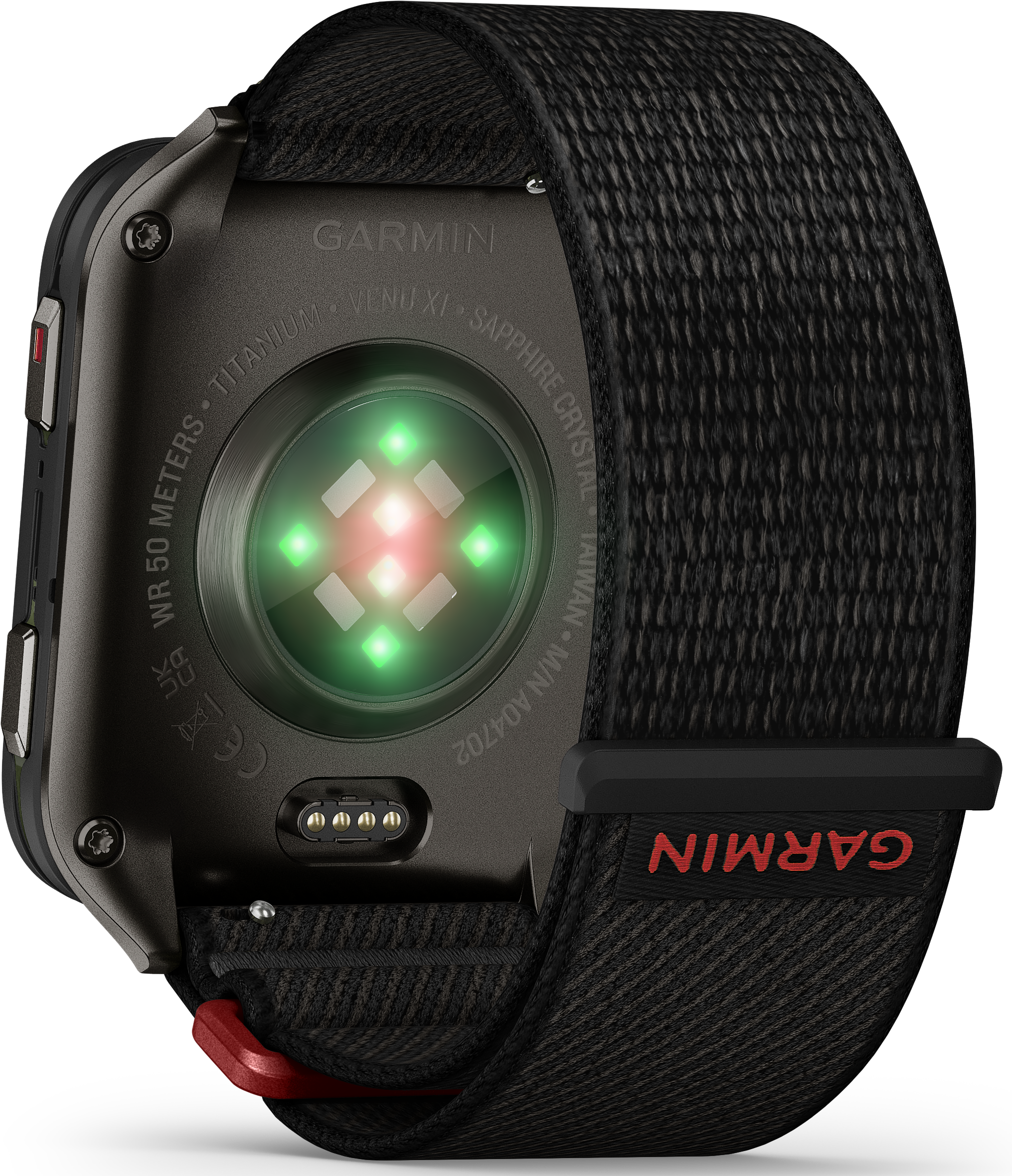 Egy Garmin okosóra. Az óra fekete, fekete szövet szíjjal. A hátoldalon pulzusmérő szenzor található.