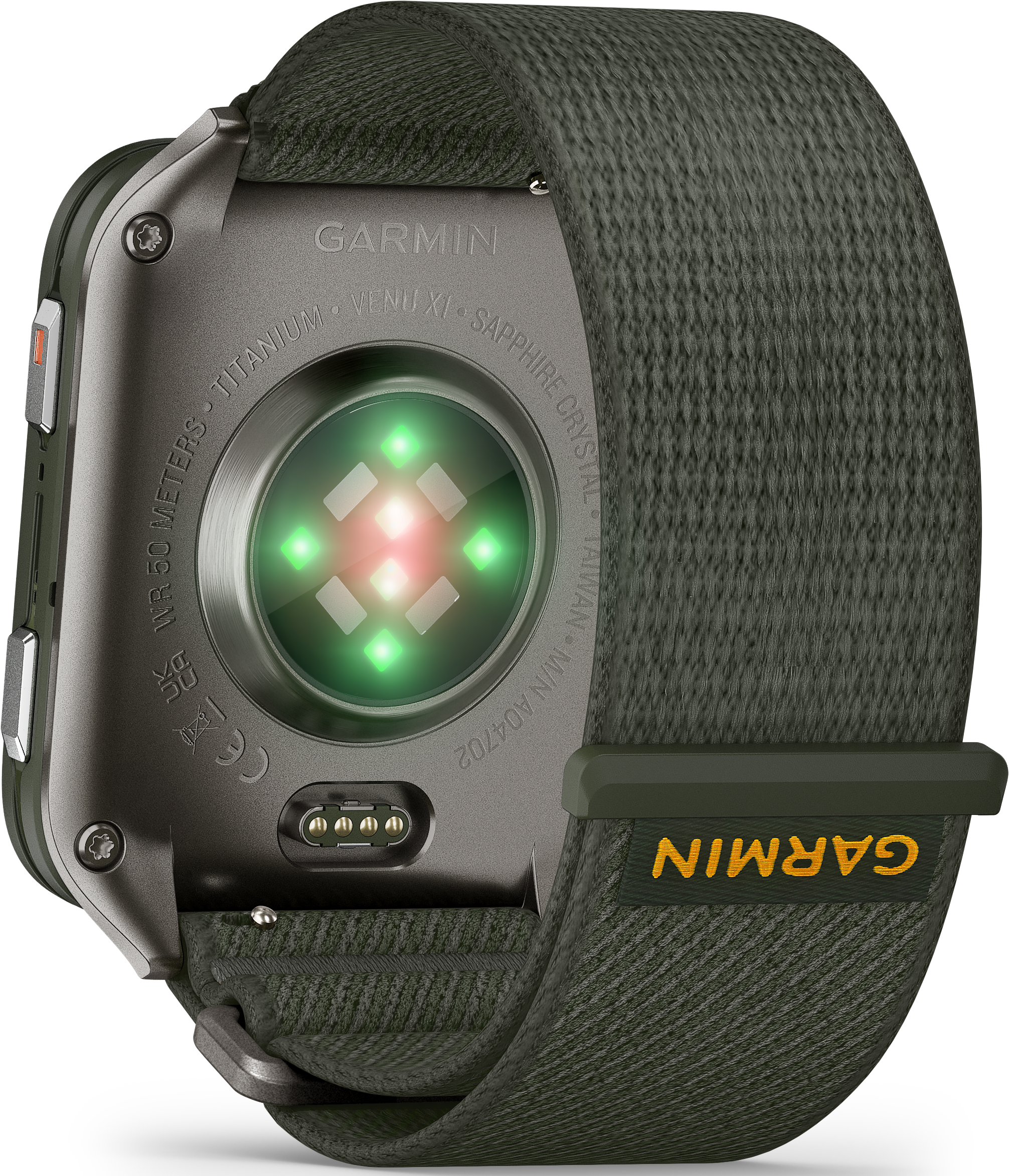 Egy Garmin okosóra, olívazöld szíjjal, a hátlapja látható. Van benne pulzusmérő és a Garmin logó.