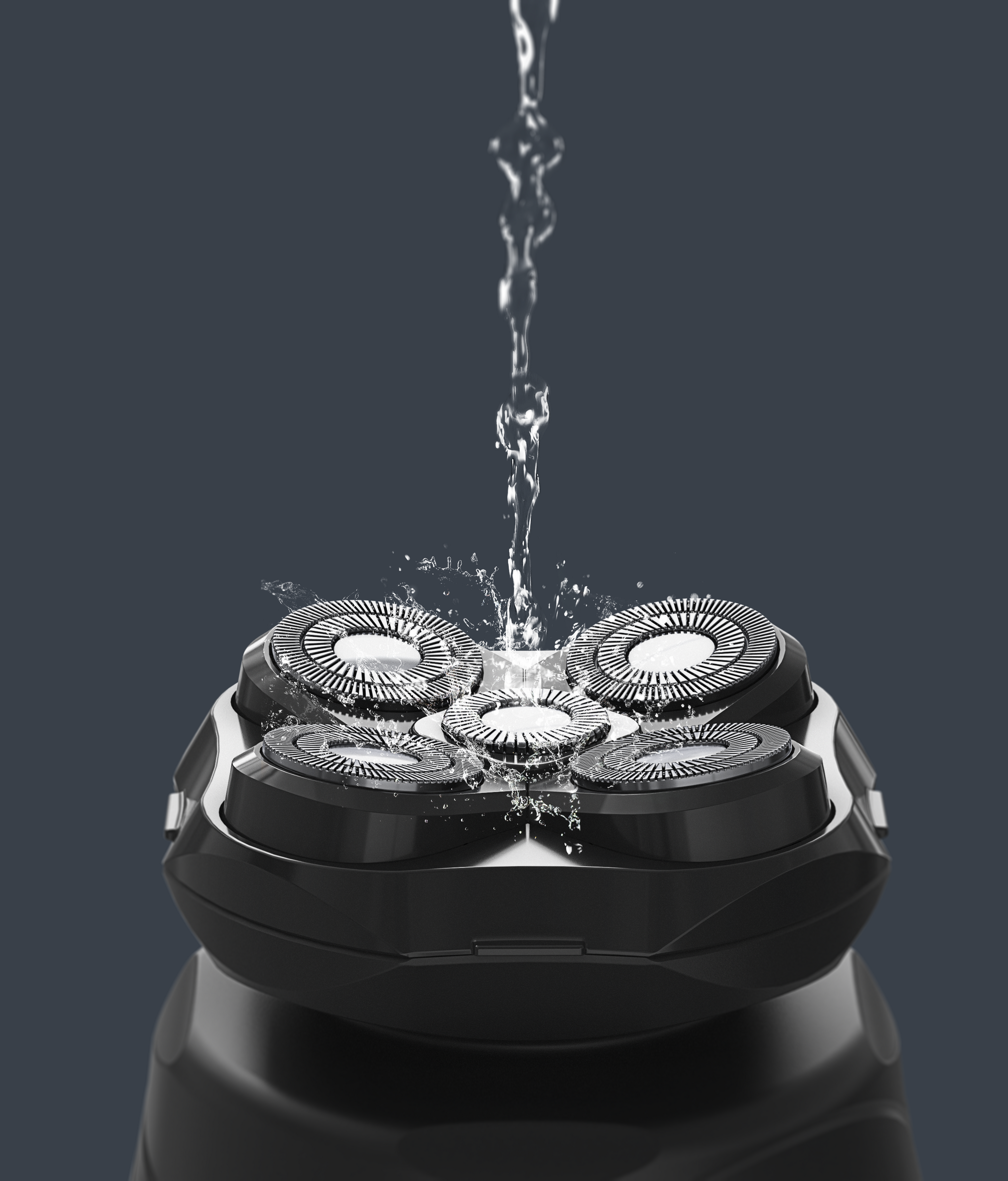 Una afeitadora eléctrica negra con cinco cabezales se limpia con agua. El agua cae sobre los cabezales.