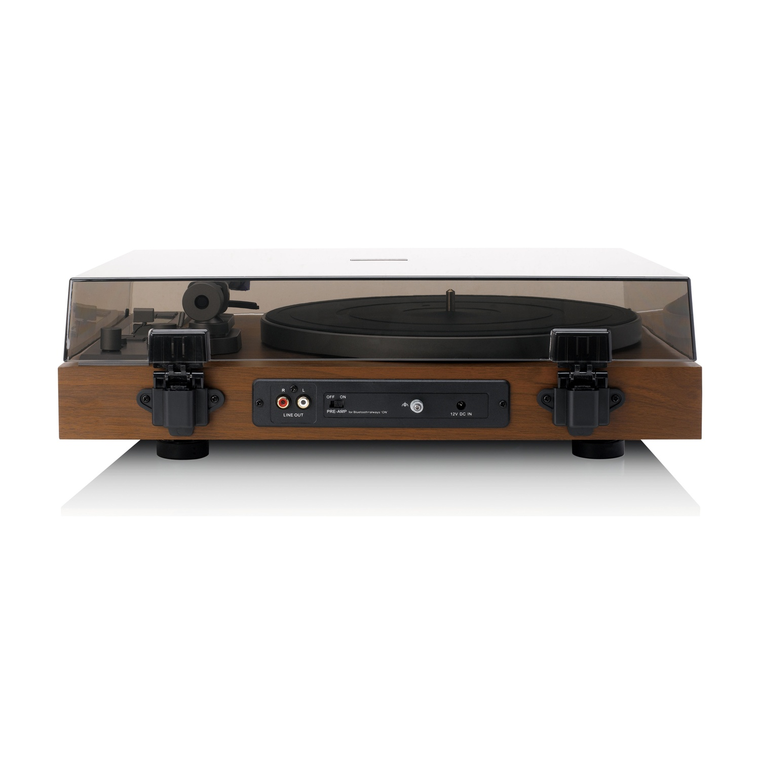Un giradischi in legno su sfondo bianco. Ha un disco nero, una copertura trasparente e pulsanti di controllo.