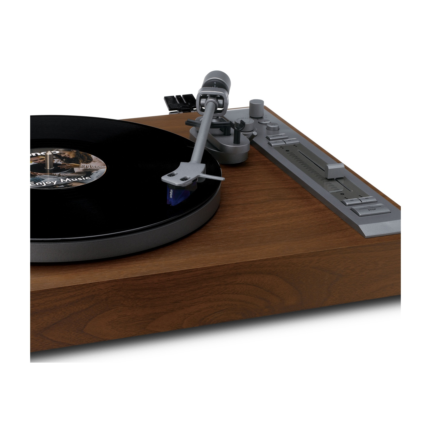 Primo piano di un giradischi con un disco in vinile nero. Il braccio è argentato. La base in legno è marrone.