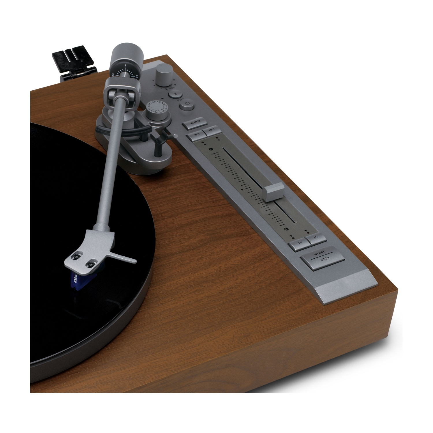 Un giradischi con base in legno. Il braccio è argentato. Un disco in vinile nero è sul giradischi. Sono visibili comandi argentati.