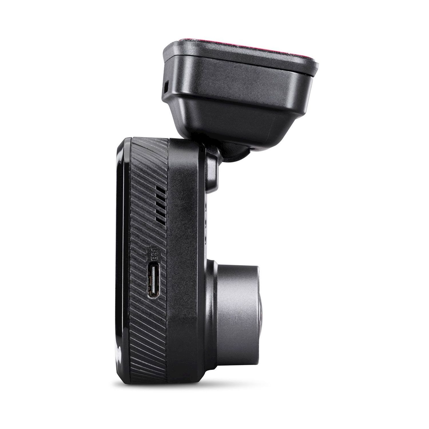 Una dashcam nera con obiettivo, porta USB e cuscinetto rosso. Su sfondo bianco.