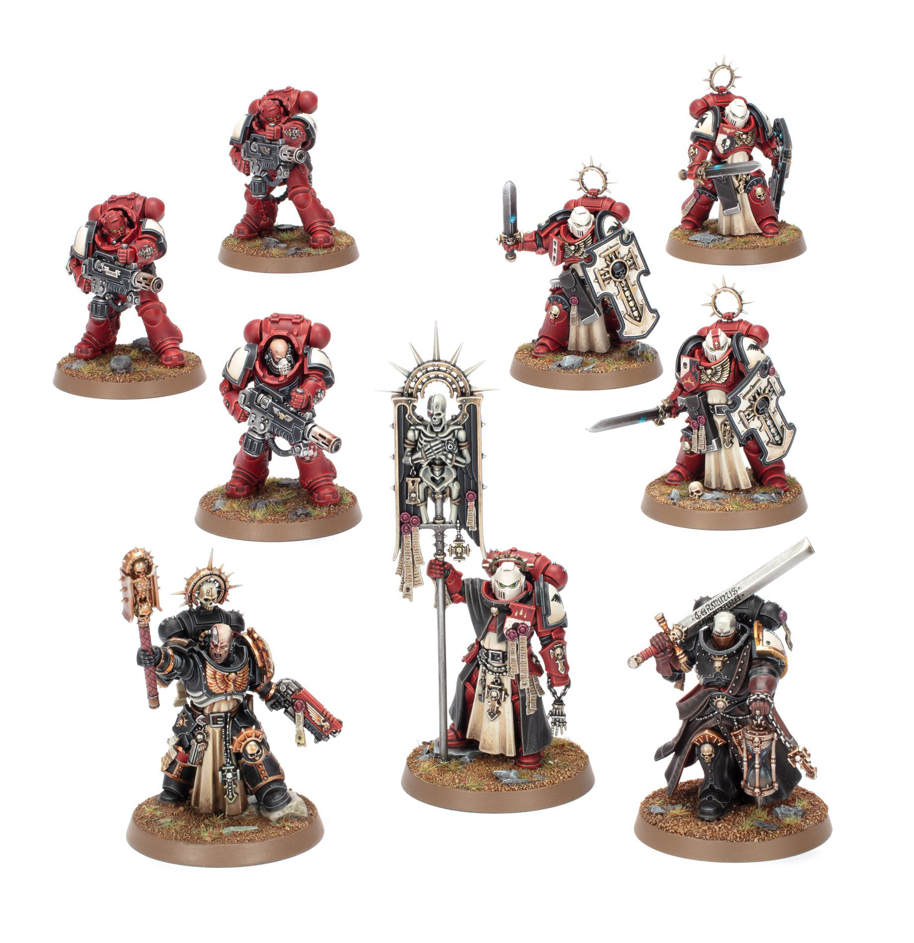 Neun Warhammer 40.000 Space Marine Miniaturen. Sie sind rot, schwarz und weiß, mit Waffen und verschiedenen Posen, auf Sockeln.
