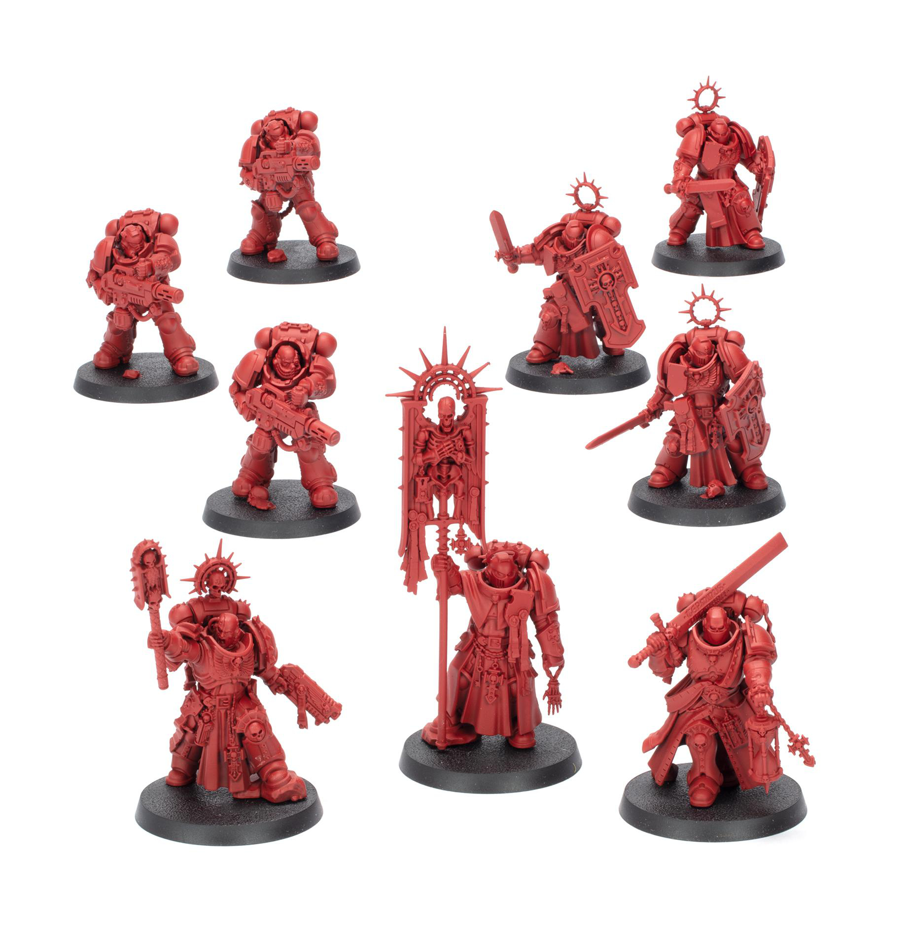 Neun rote Space Marine-Miniaturen auf schwarzen Basen. Sie sind in verschiedenen Posen, halten Waffen und Schilde, alle auf weißem Hintergrund.