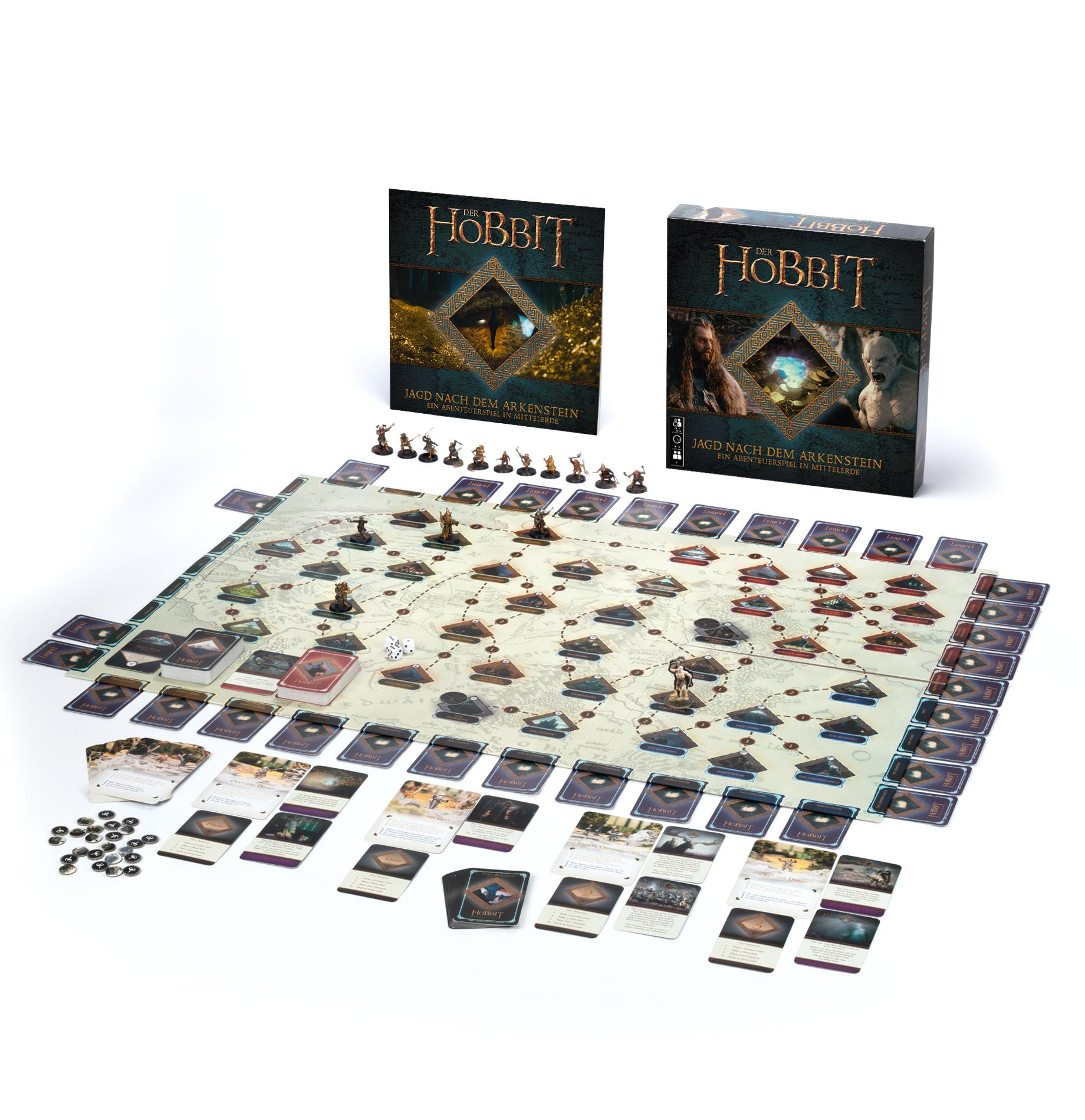 Ein Brettspiel, 'Der Hobbit', mit Spielbrett, Karten, Würfeln, Spielfiguren und zwei Boxen, alles auf weißem Untergrund.