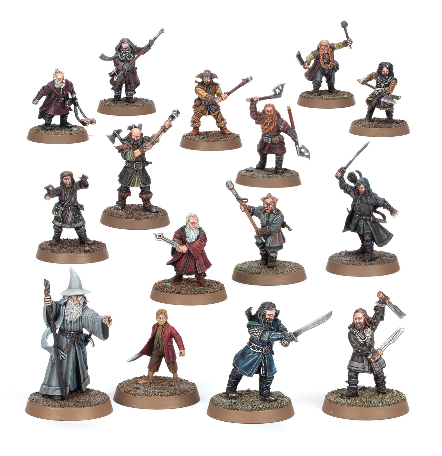 Miniaturfiguren von Zwergen und anderen Charakteren, jeweils mit verschiedenen Waffen, auf braunen Sockeln, vor weißem Hintergrund.