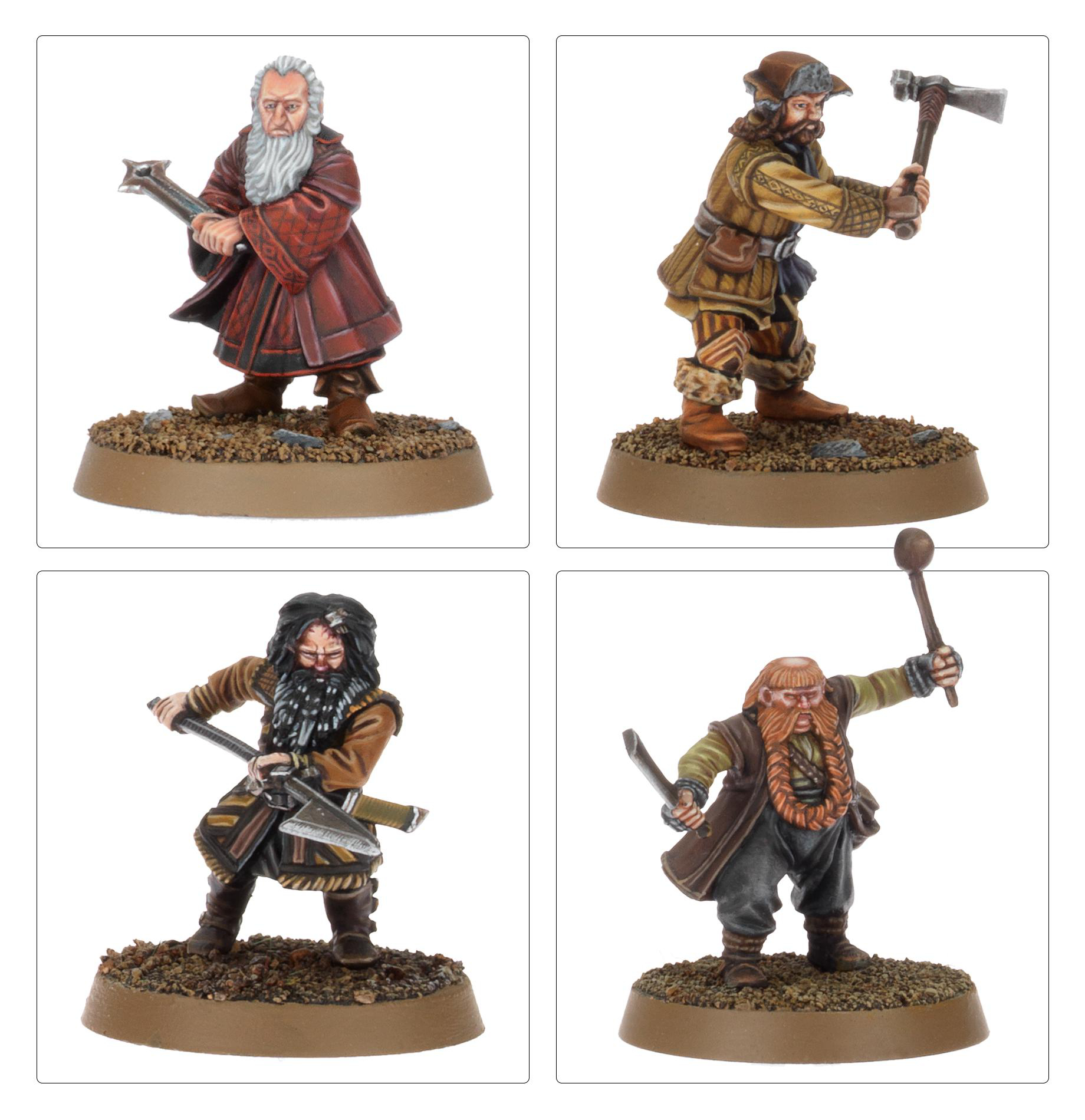 Vier Zwergenfiguren. Jeder hält eine Waffe: Axt, Hammer oder Schwert. Sie stehen auf kreisförmigen Basen.