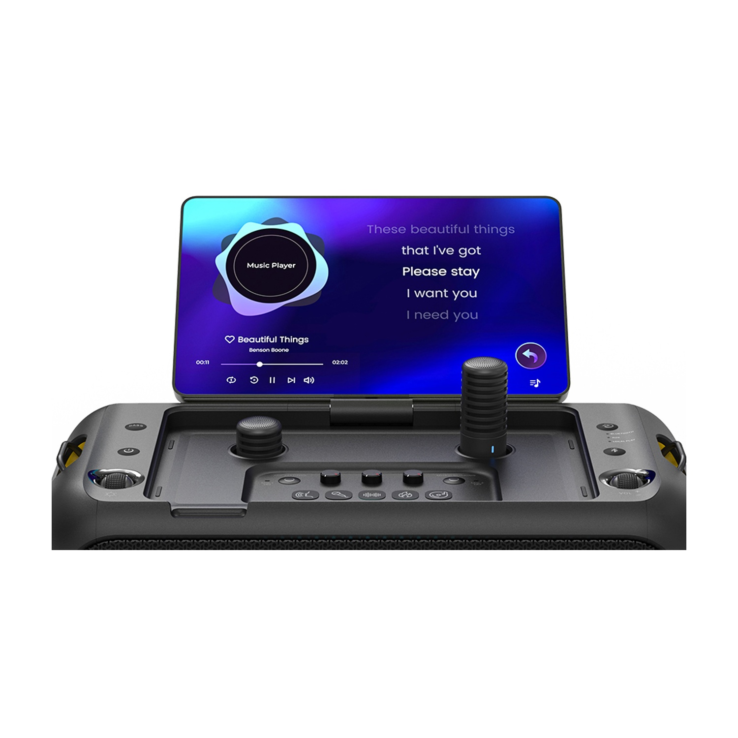 Una macchina per karaoke con un tablet che mostra un elenco di canzoni. Ci sono due microfoni e pulsanti di controllo. Lo sfondo è bianco.
