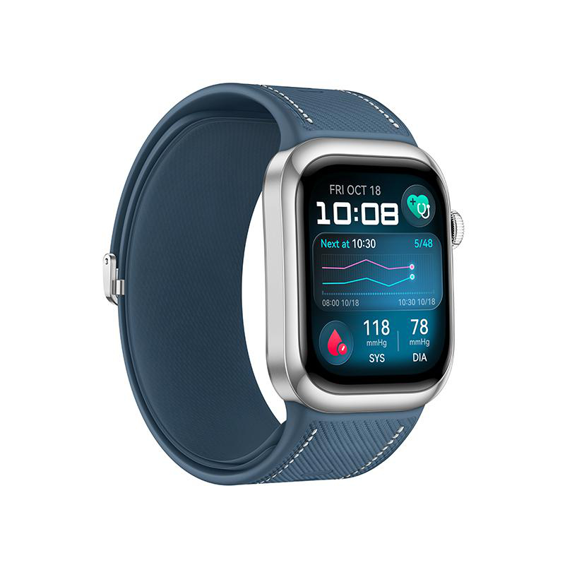 Eine Smartwatch zeigt Uhrzeit, Datum und Gesundheitsdaten an. Blaues Armband mit weißen Nähten. Der Bildschirm zeigt Herzfrequenz und Blutdruck an.