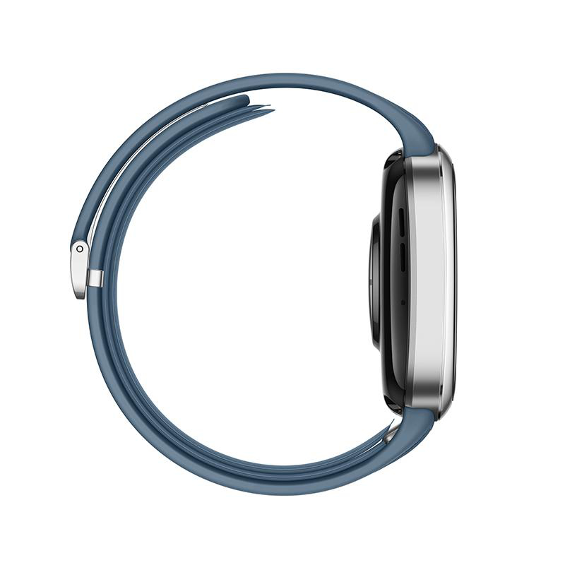 Eine Smartwatch mit blauem Armband, silbernem Rahmen und schwarzem Bildschirm wird vor weißem Hintergrund im Seitenprofil gezeigt.