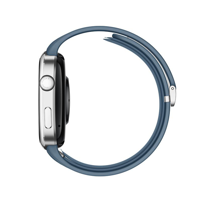 Seitenansicht einer Smartwatch mit blauem Armband. Das Zifferblatt ist schwarz mit silbernem Rahmen und einem Knopf.