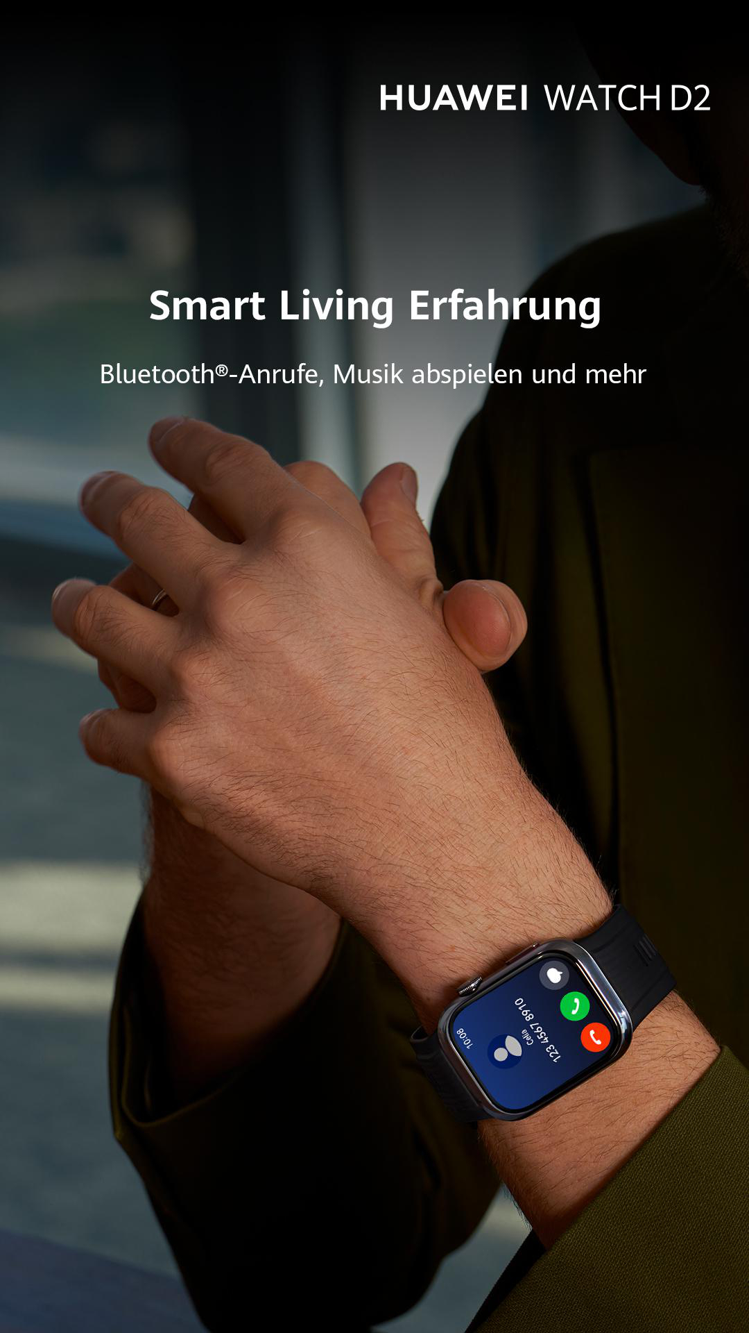 Ein Arm mit einer Huawei Watch D2 ist zu sehen. Die Uhr zeigt einen Anrufbildschirm. Die Person trägt ein grünes Hemd.