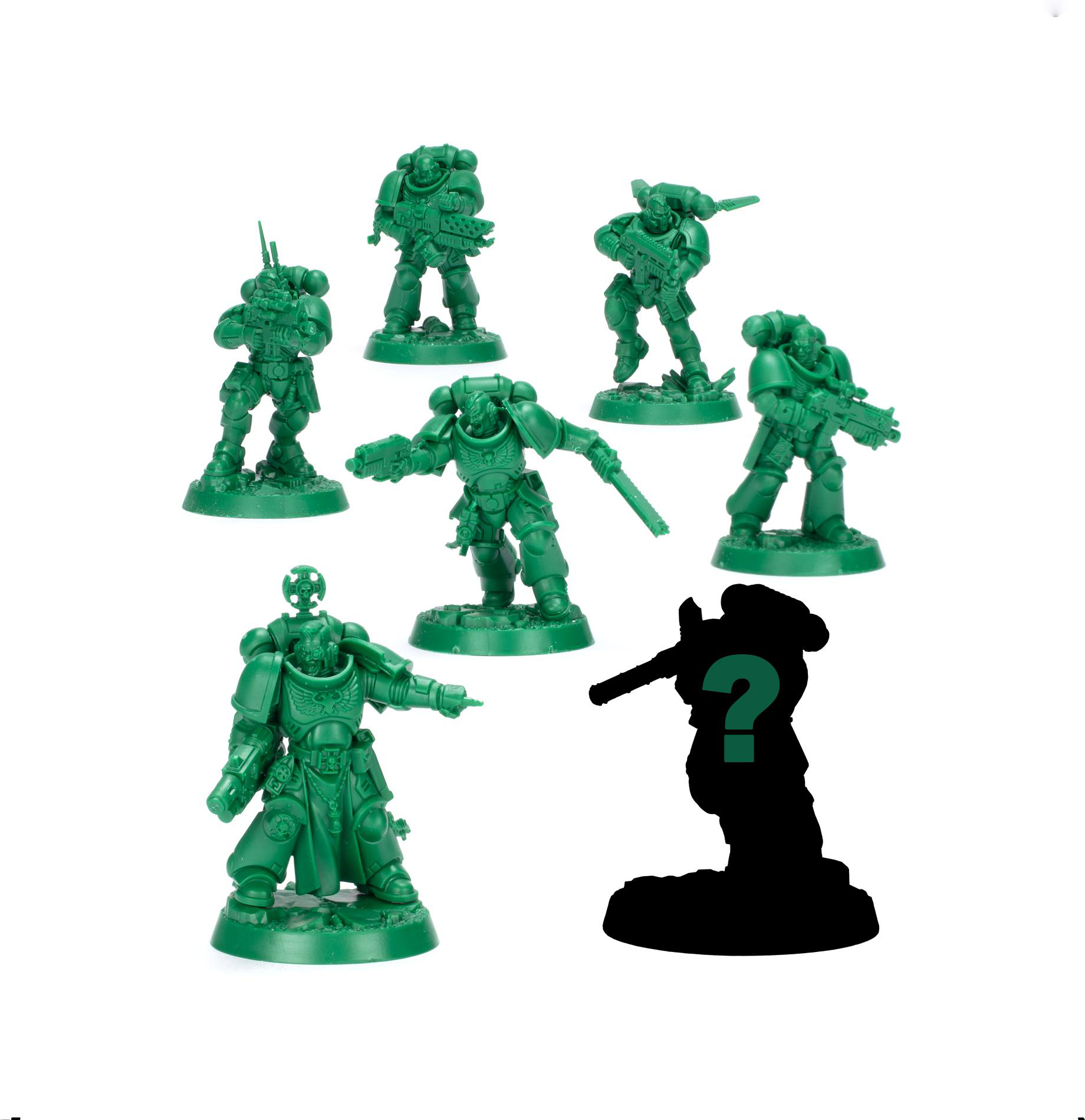 Grüne Plastikfiguren von Space Marines. Eine Figur ist schwarz mit einem Fragezeichen. Figuren auf weißem Hintergrund.