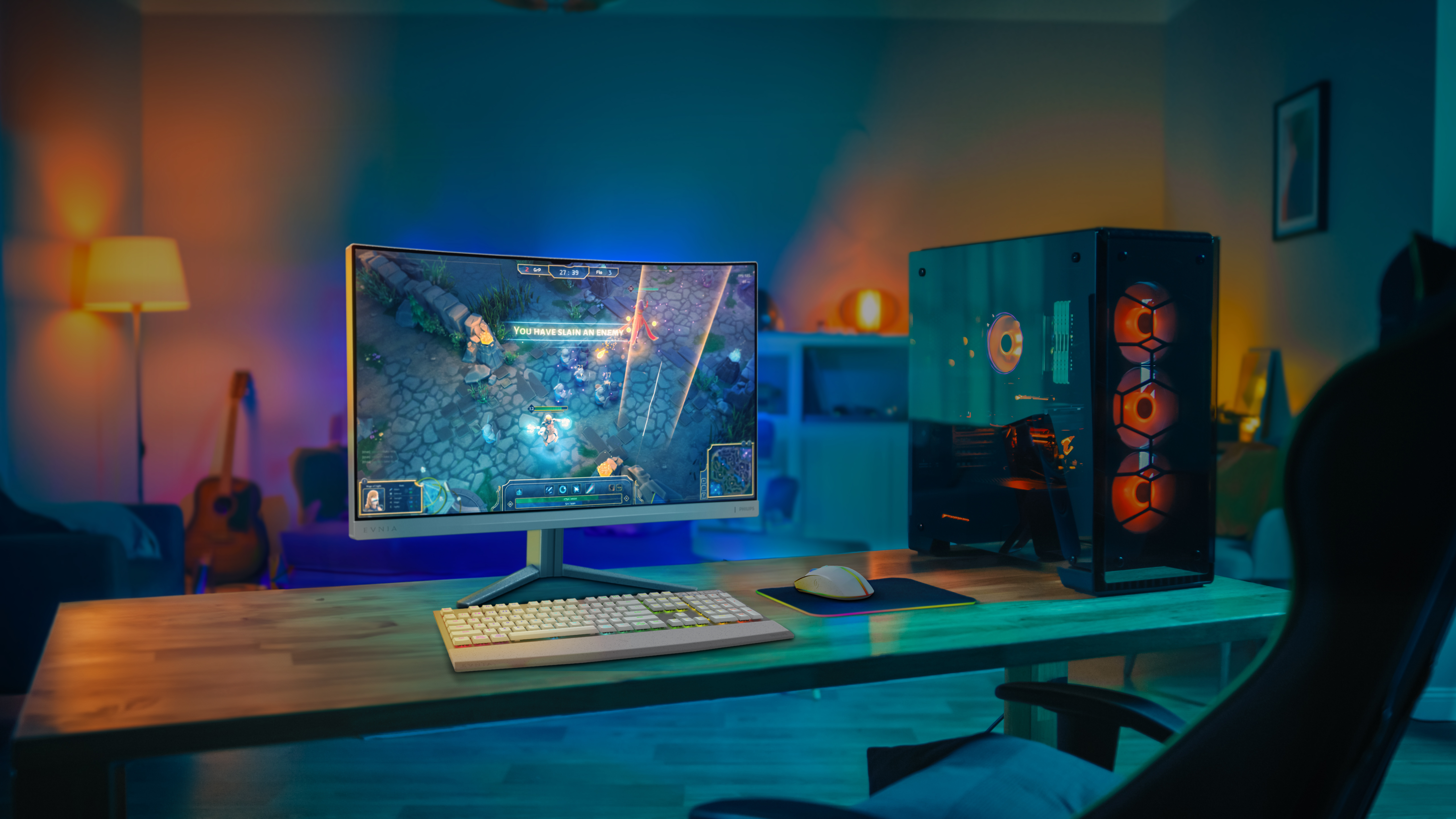 Un'impostazione di gioco con un monitor curvo che mostra un gioco. Sono visibili un PC desktop, tastiera, mouse e una sedia.