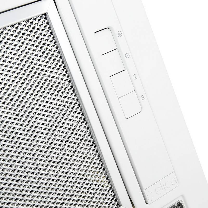 Fehér páraelszívó közelképe. Fémhálóval, vezérlőgombokkal és 'elica' logóval rendelkezik. A gombok a világítást és a ventilátor sebességét vezérlik.