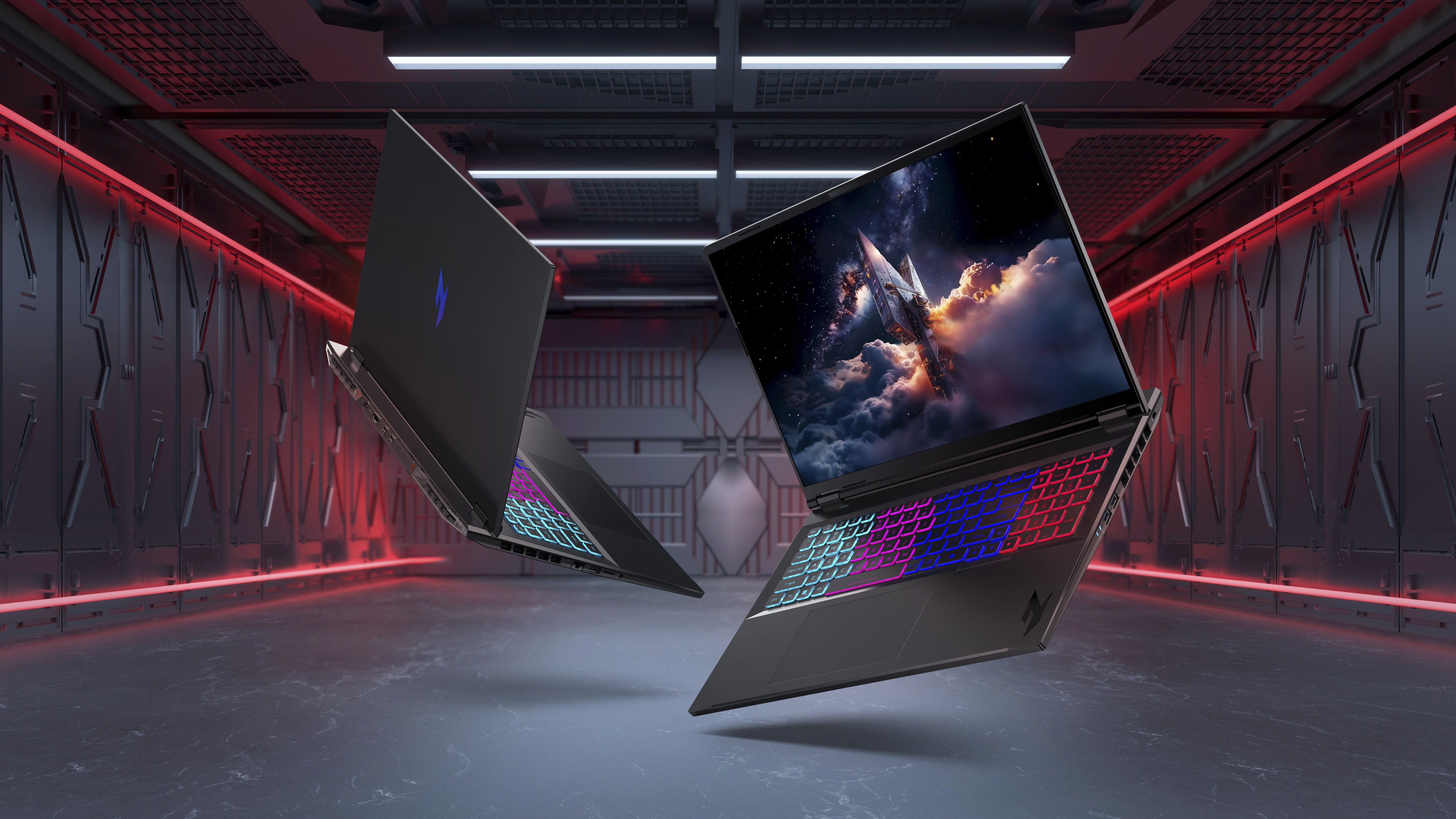 Zwei schwarze Laptops schweben. Einer ist geöffnet und zeigt eine Weltraumszene. Der andere zeigt ein Logo. Rote und weiße Lichter im Hintergrund.