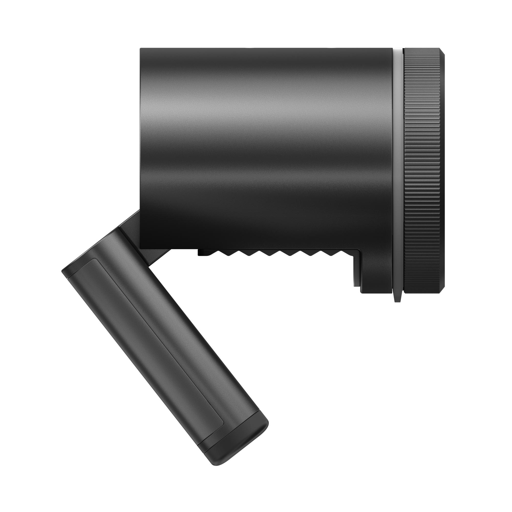 Eine schwarze Kamera mit zylindrischem Körper und einem abgewinkelten rechteckigen Griff, vor weißem Hintergrund.