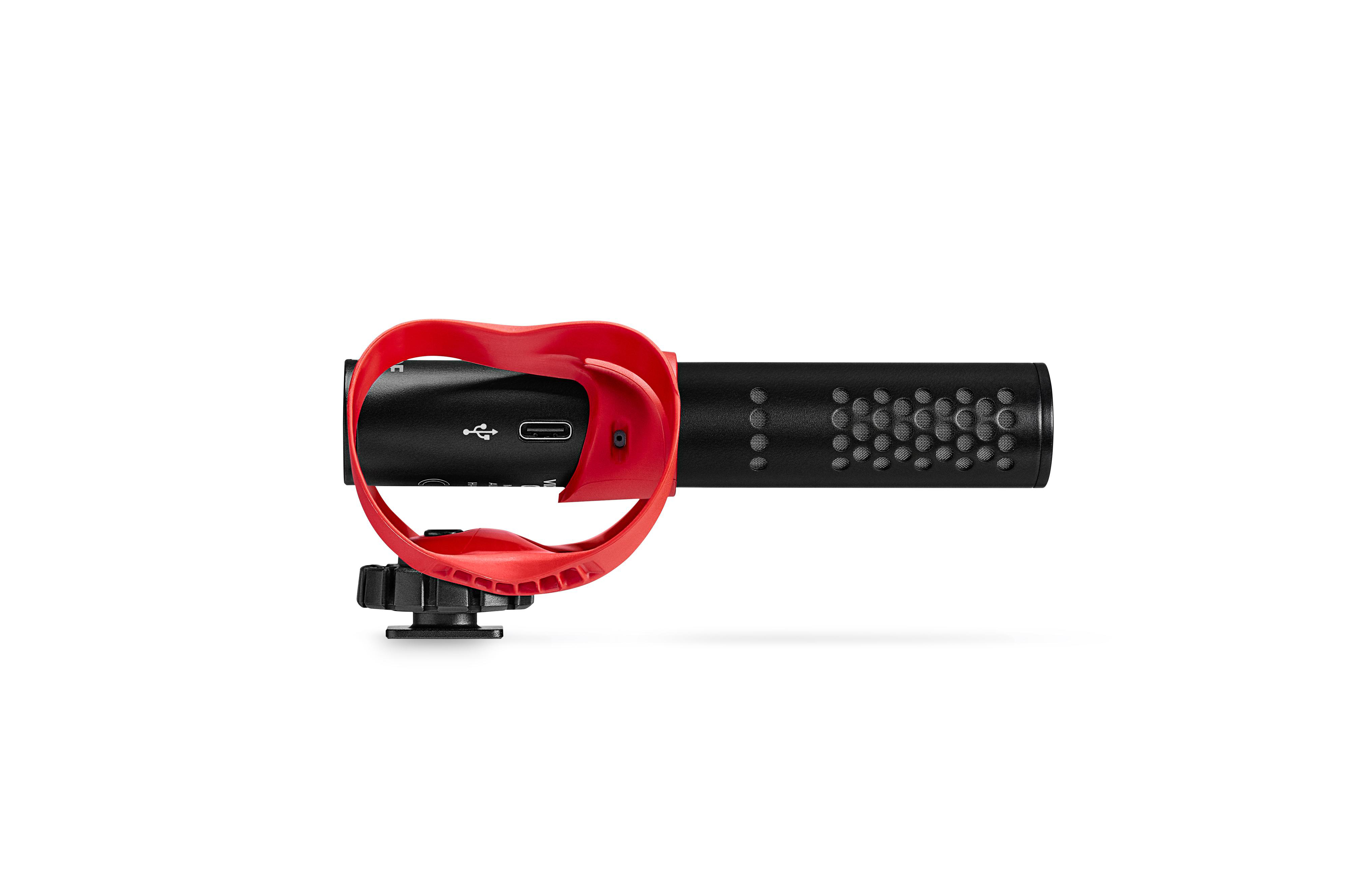 Ein schwarzes Mikrofon mit roter Stoßdämpferhalterung, USB-Anschluss und Befestigungsschraube. Weißer Hintergrund.
