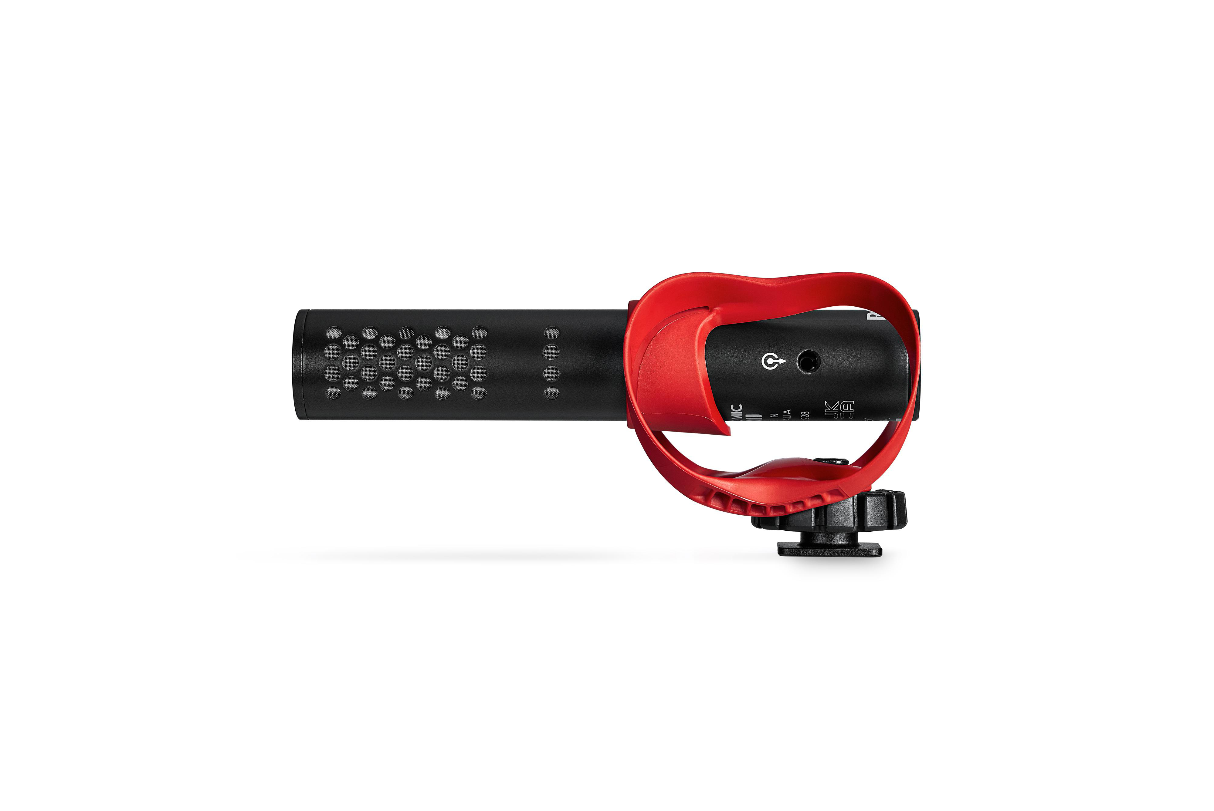 Ein schwarzes Mikrofon mit roter Halterung liegt horizontal vor weißem Hintergrund.