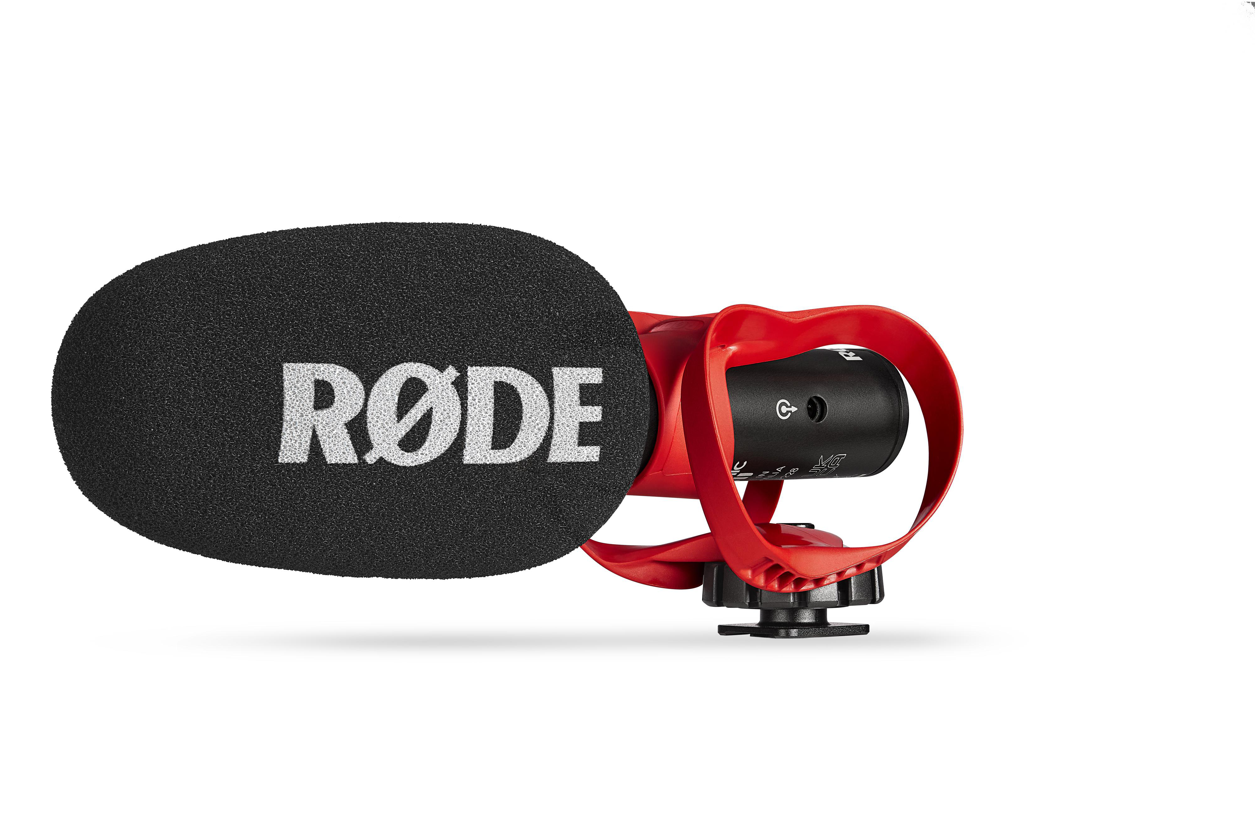 Ein Rode-Mikrofon mit schwarzem Schaumstoff-Windschutz. Es ist rot und schwarz, mit dem Logo 'RØDE' auf dem Windschutz.