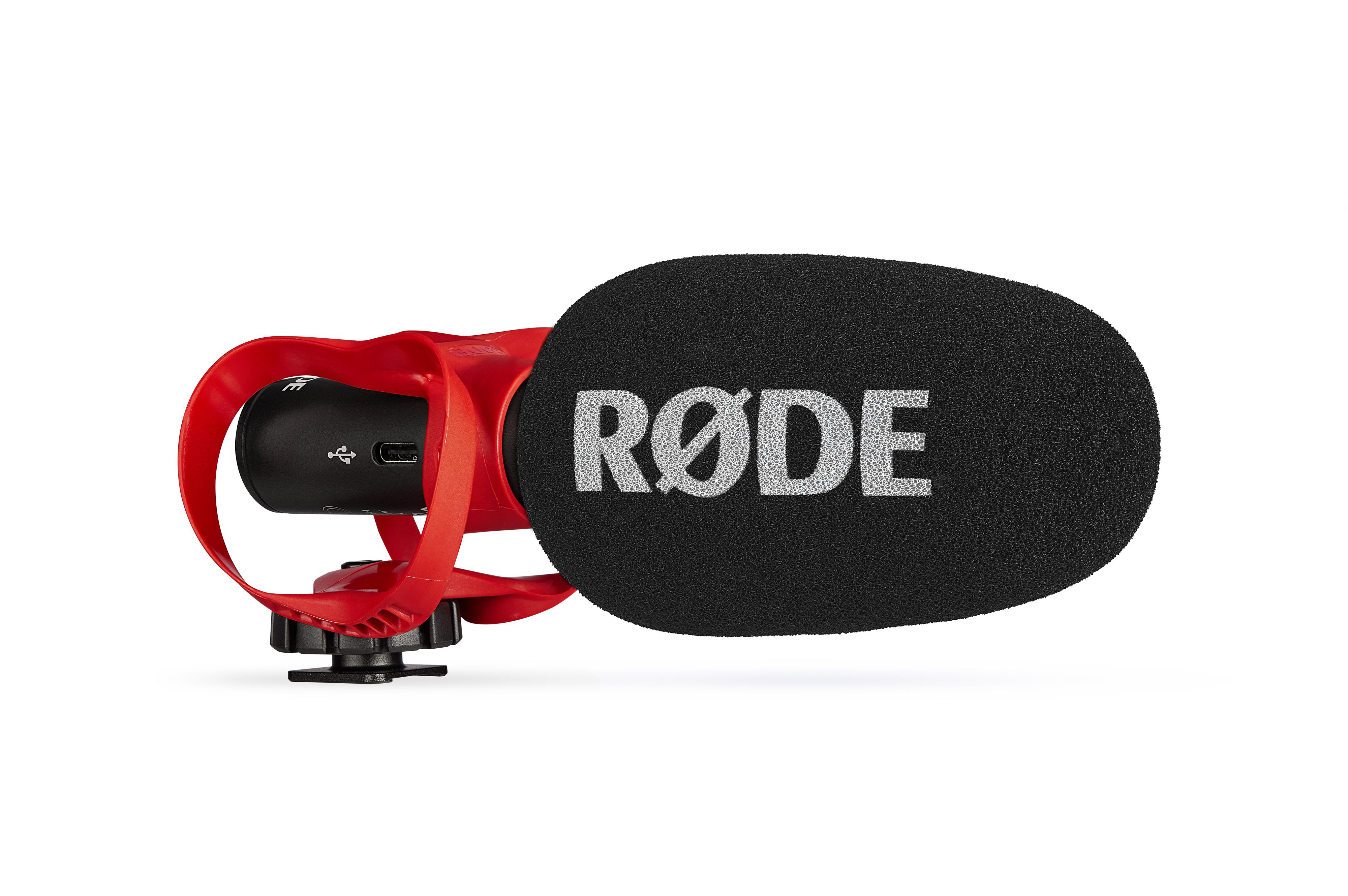 Ein rotes und schwarzes RODE-Mikrofon. Das Mikrofon hat einen schwarzen Schaumstoffwindschutz und eine rote Halterung.