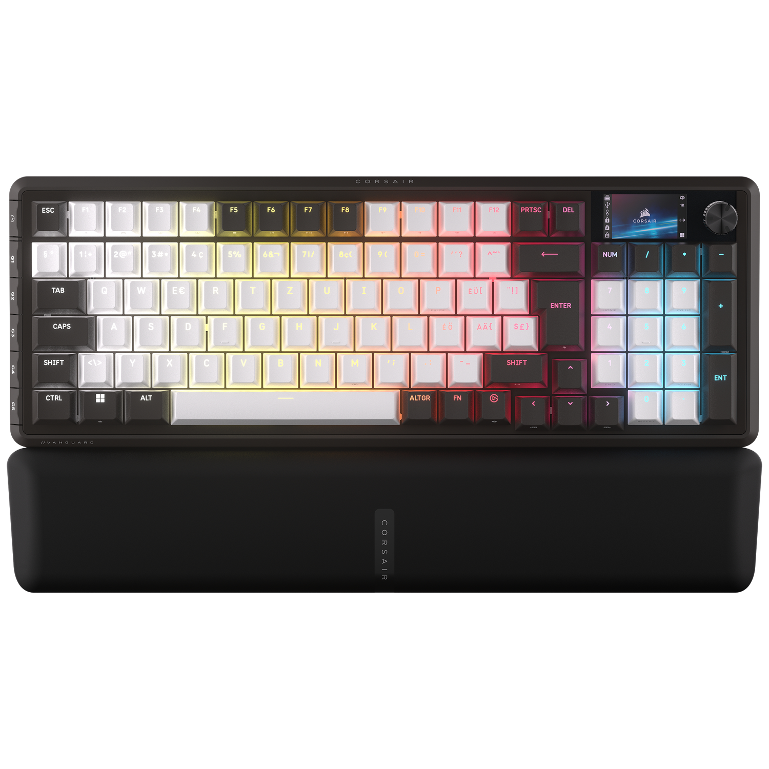 Un clavier Corsair noir avec des touches blanches et colorées. Un repose-poignet noir est en dessous. Le logo est visible.