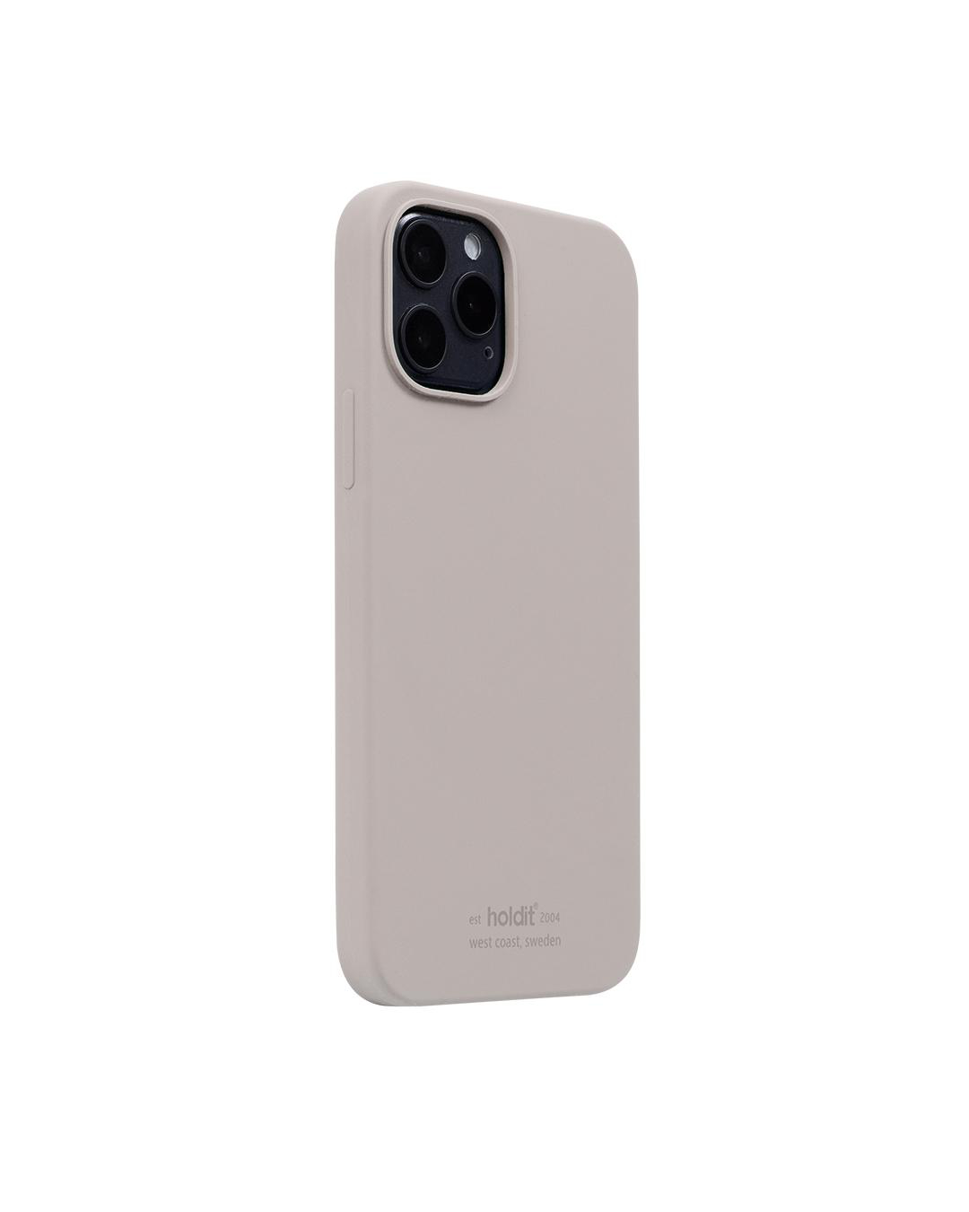 Eine beige iPhone-Hülle mit drei Kameralinsen. Sie hat abgerundete Kanten und der Markenname "holdit" ist unten aufgedruckt.