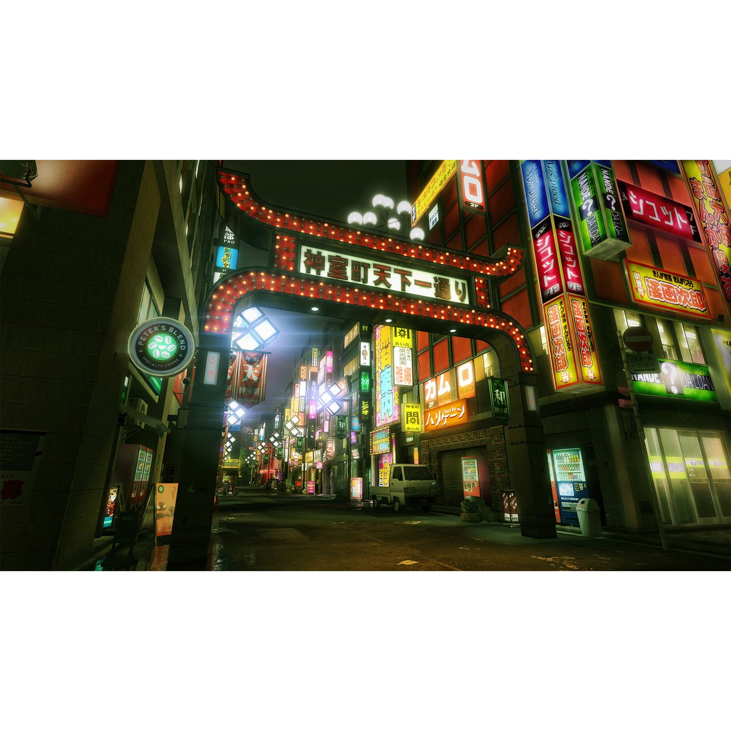 Scène de rue nocturne dans une ville avec des enseignes au néon et une grande arche. Les bâtiments bordent la rue avec divers panneaux et lumières japonaises.