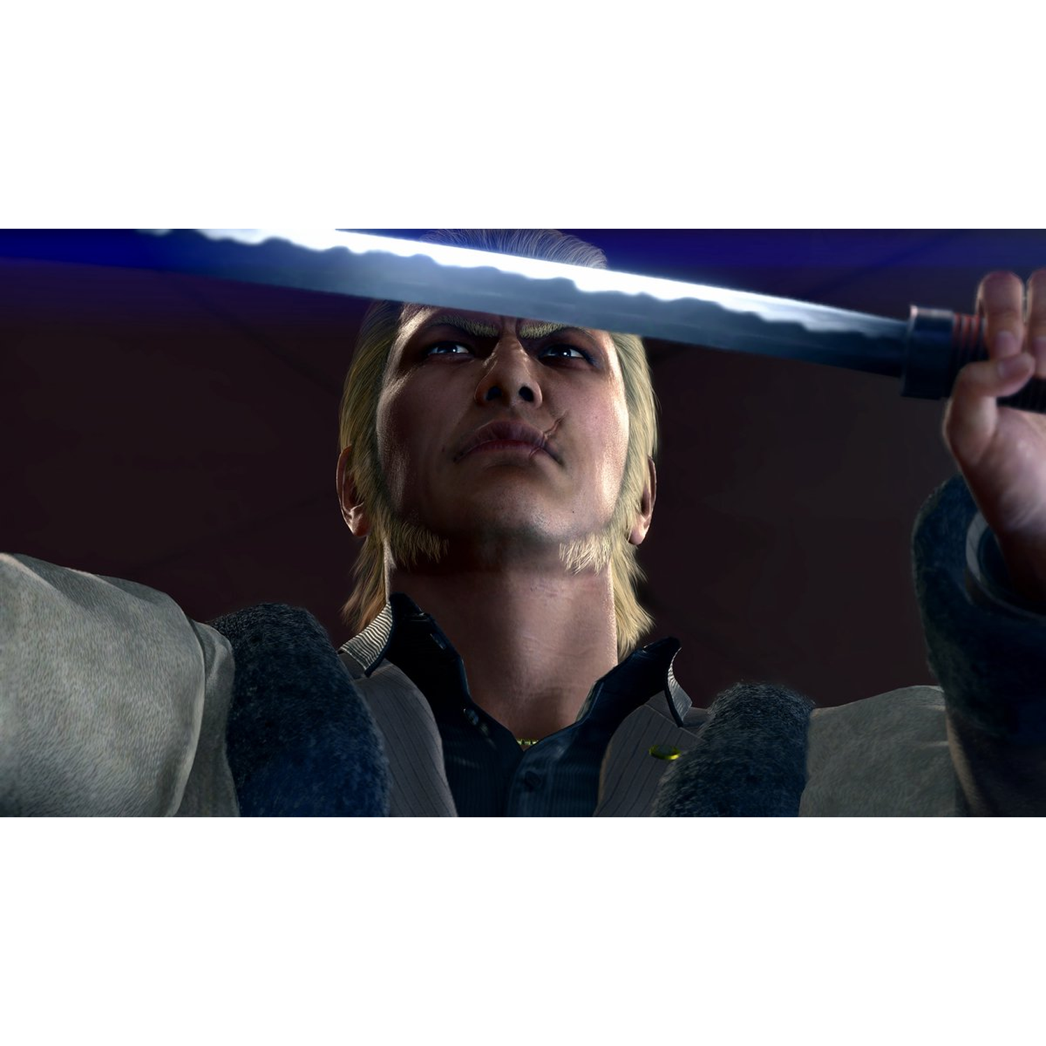 Un homme aux cheveux blonds et une cicatrice tient une épée brillante. Il porte un costume sombre et un manteau blanc, regardant vers le haut avec intensité.