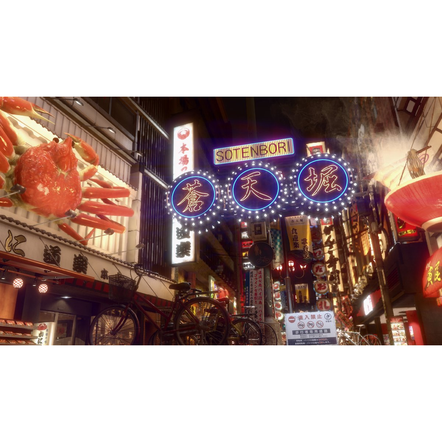 Scène de rue nocturne au Japon. Enseignes au néon et décorations de crabes ornent les bâtiments. Vélos garés devant. La scène est animée.