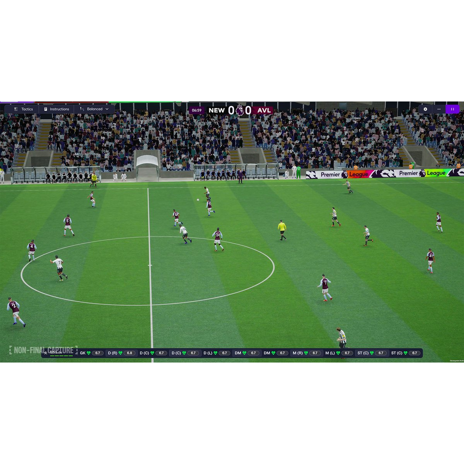 Voetbalwedstrijd bezig. Spelers in verschillende gekleurde uniformen op een groen veld. Scorebord bovenaan toont 0-0. Publiek op de achtergrond.
