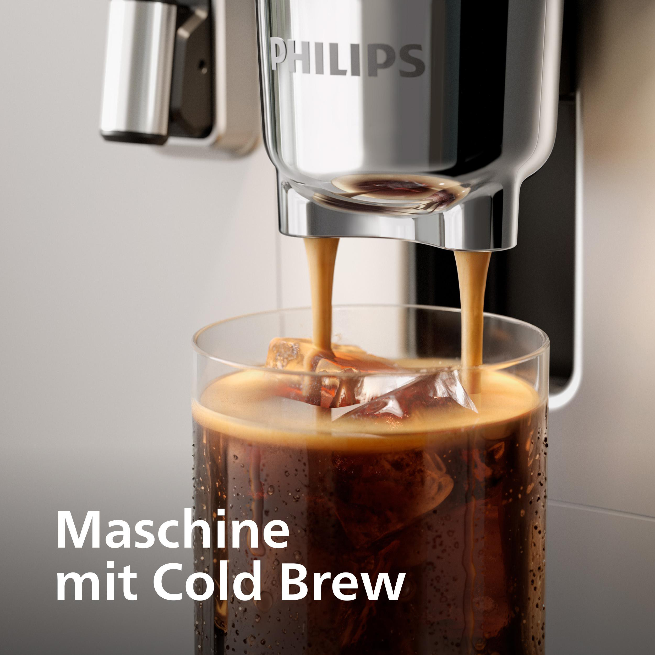 Eine Kaffeemaschine gießt Cold Brew in ein Glas mit Eiswürfeln. Philips-Logo ist sichtbar.