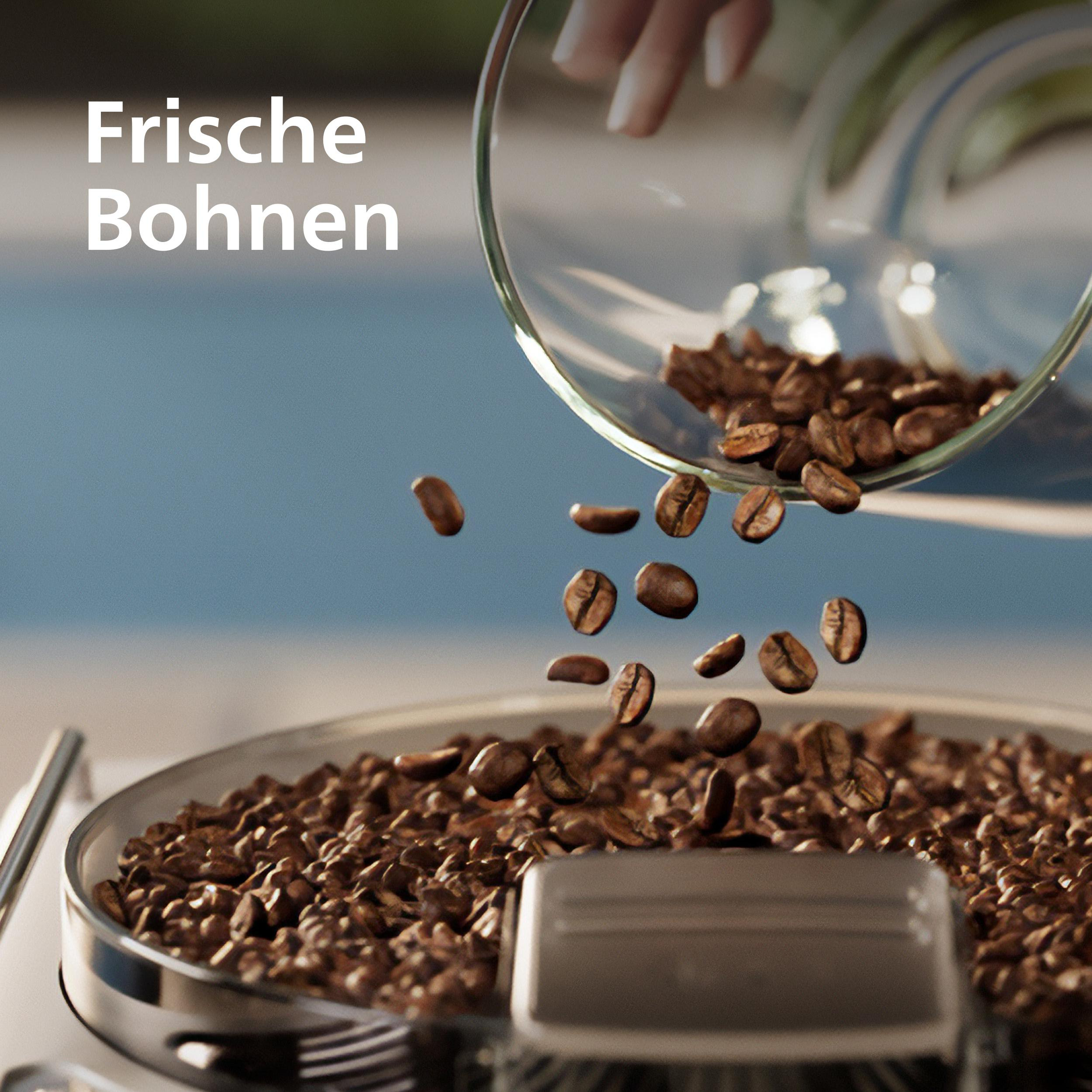 Kaffeebohnen gießen sich aus einer Glasschüssel in einen Behälter. Der Text 'Frische Bohnen' steht oben.