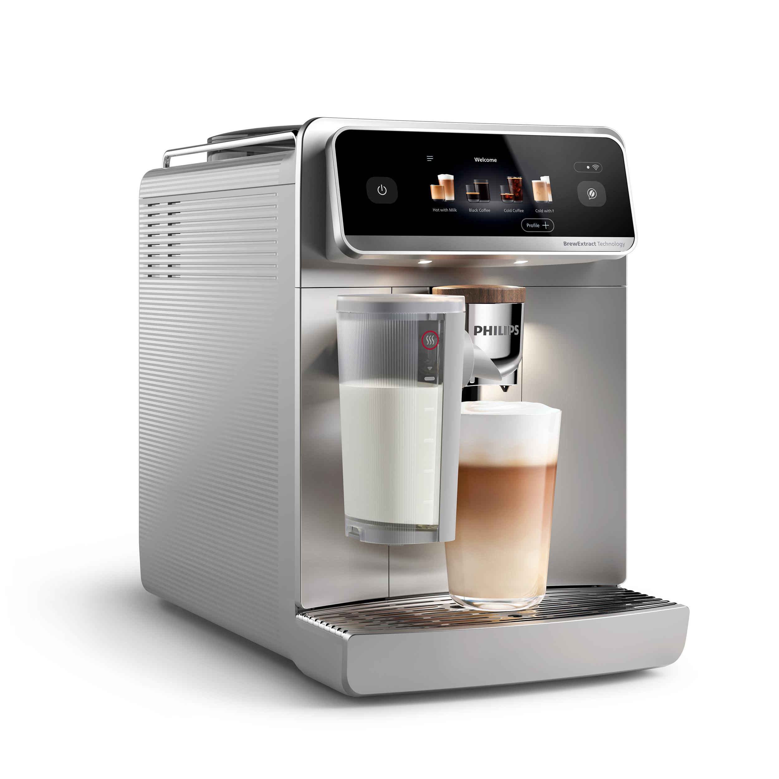 Eine silberne Philips Kaffeemaschine mit Touchscreen. Ein Glas Latte steht neben einem Milchbehälter.