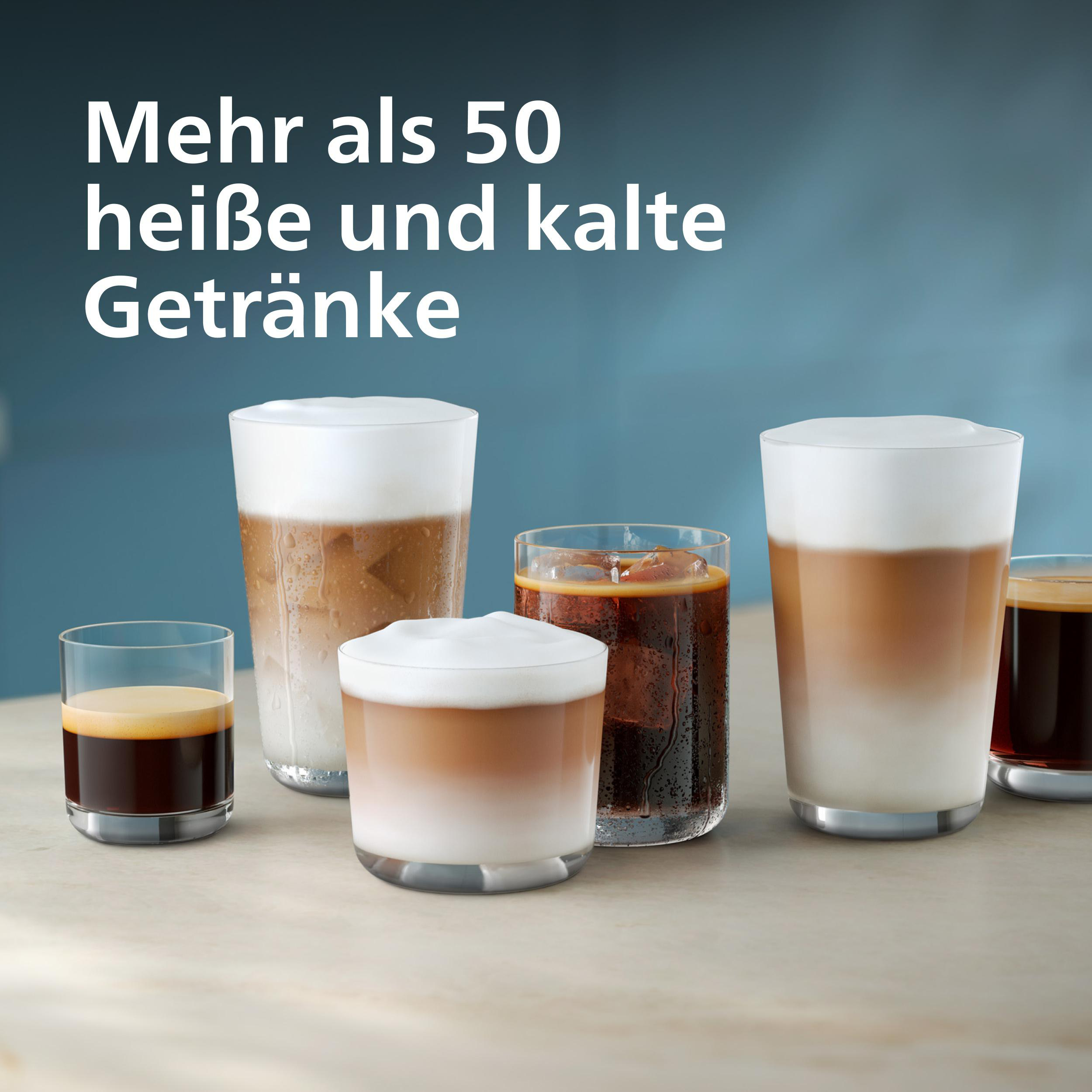 Verschiedene kalte und heiße Getränke in Gläsern stehen auf einer hellen Oberfläche. Text: „Mehr als 50 heiße und kalte Getränke“.