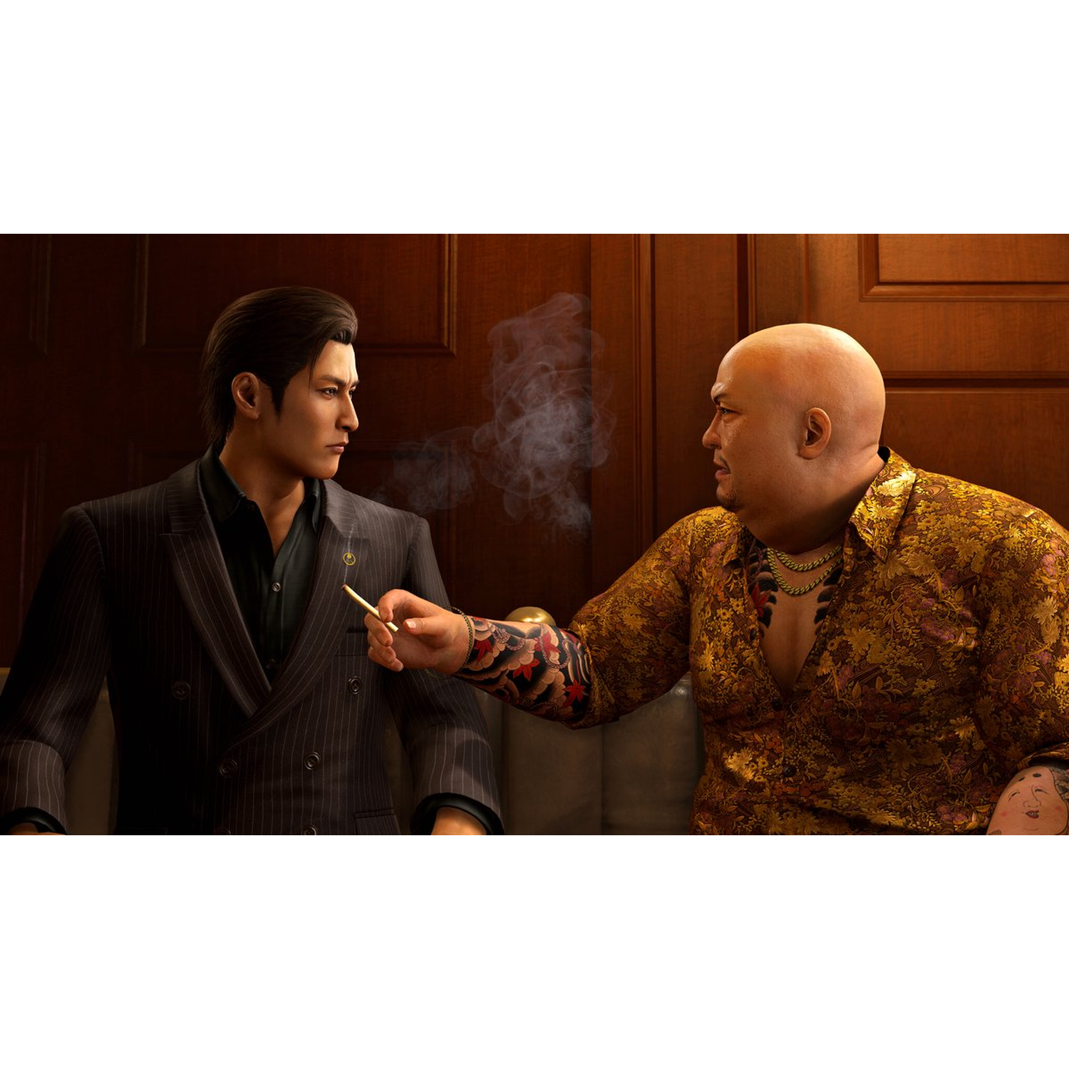 Deux hommes sont assis dans une pièce. L'un offre une cigarette allumée à l'autre. L'un porte un costume, l'autre a des tatouages et une chemise à motifs.