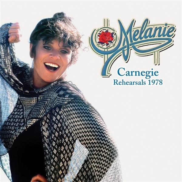Melanie, lächelnd, trägt einen gemusterten Schal. Text: Melanie Carnegie Proben 1978. Logo mit Rose.