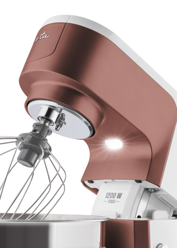 Egy réz-fehér robotgép. A keverőgéphez habverő tartozik. 1200 W teljesítményt is jelez.
